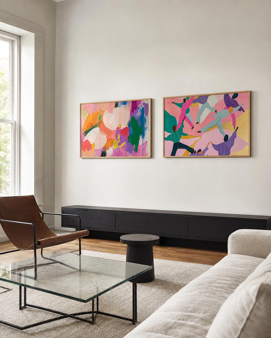 Twee liggende posters met zachte en felle kleuren, aan de muur in een interieur