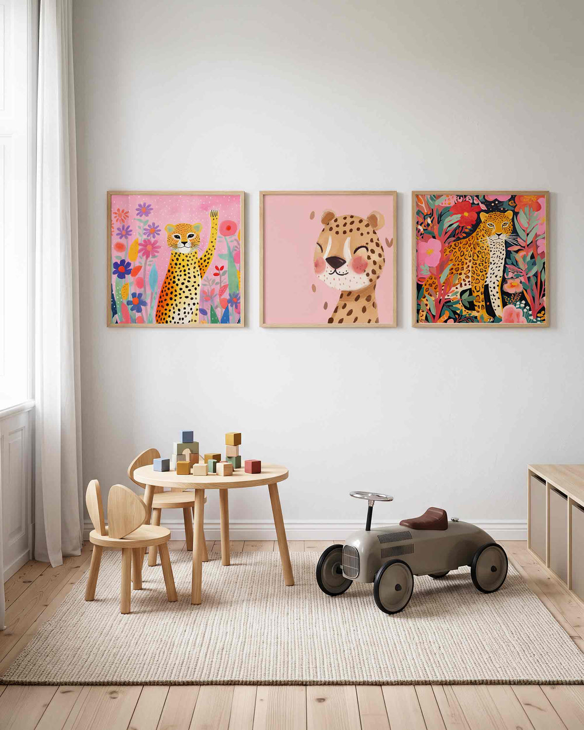 Interieurpresentatie van een driedelige vierkante posterset met gevlekte luipaarden
