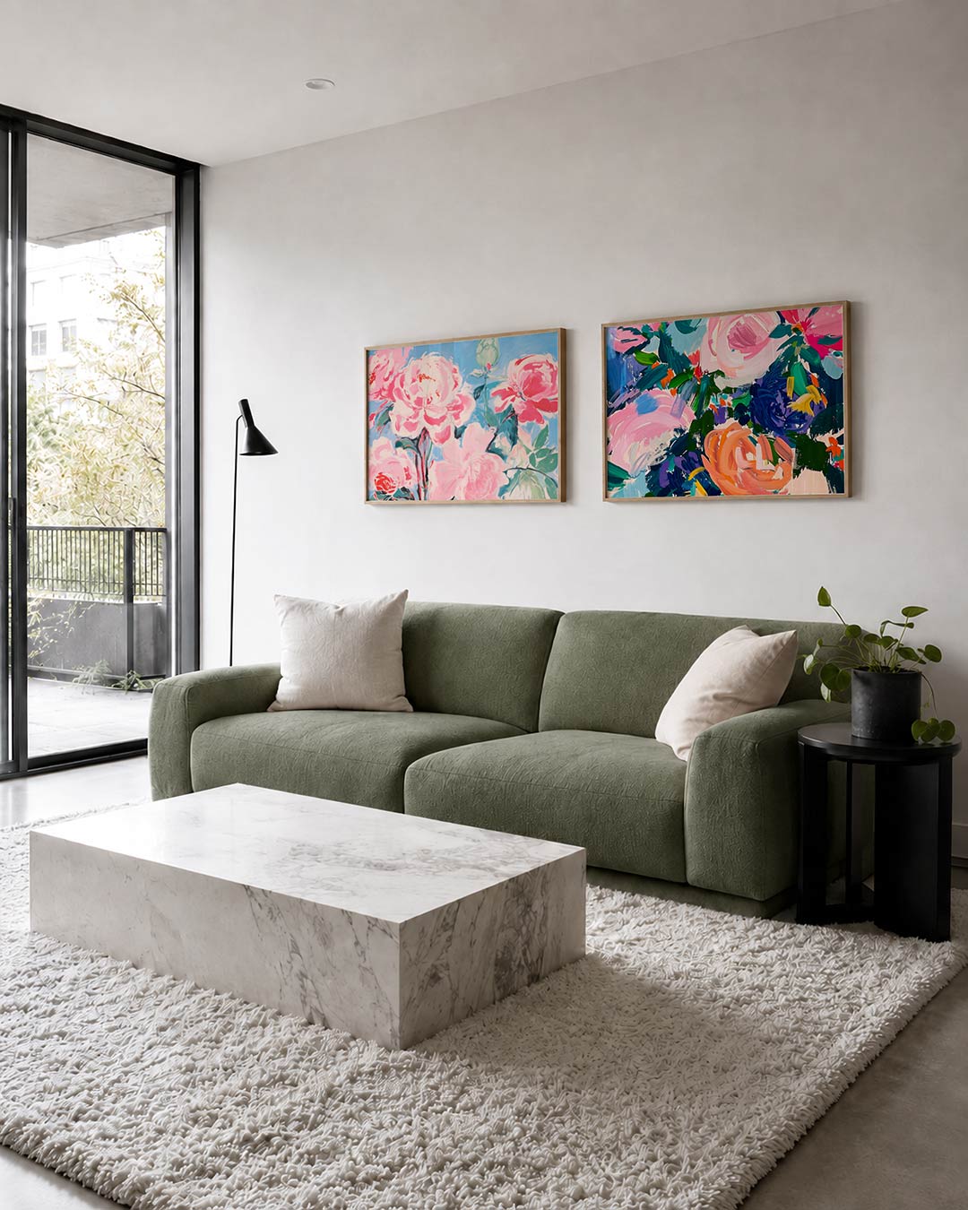 Tweedelige posterset met roze en groene bloemen tegen een luchtblauwe achtergrond, getoond in een interieur