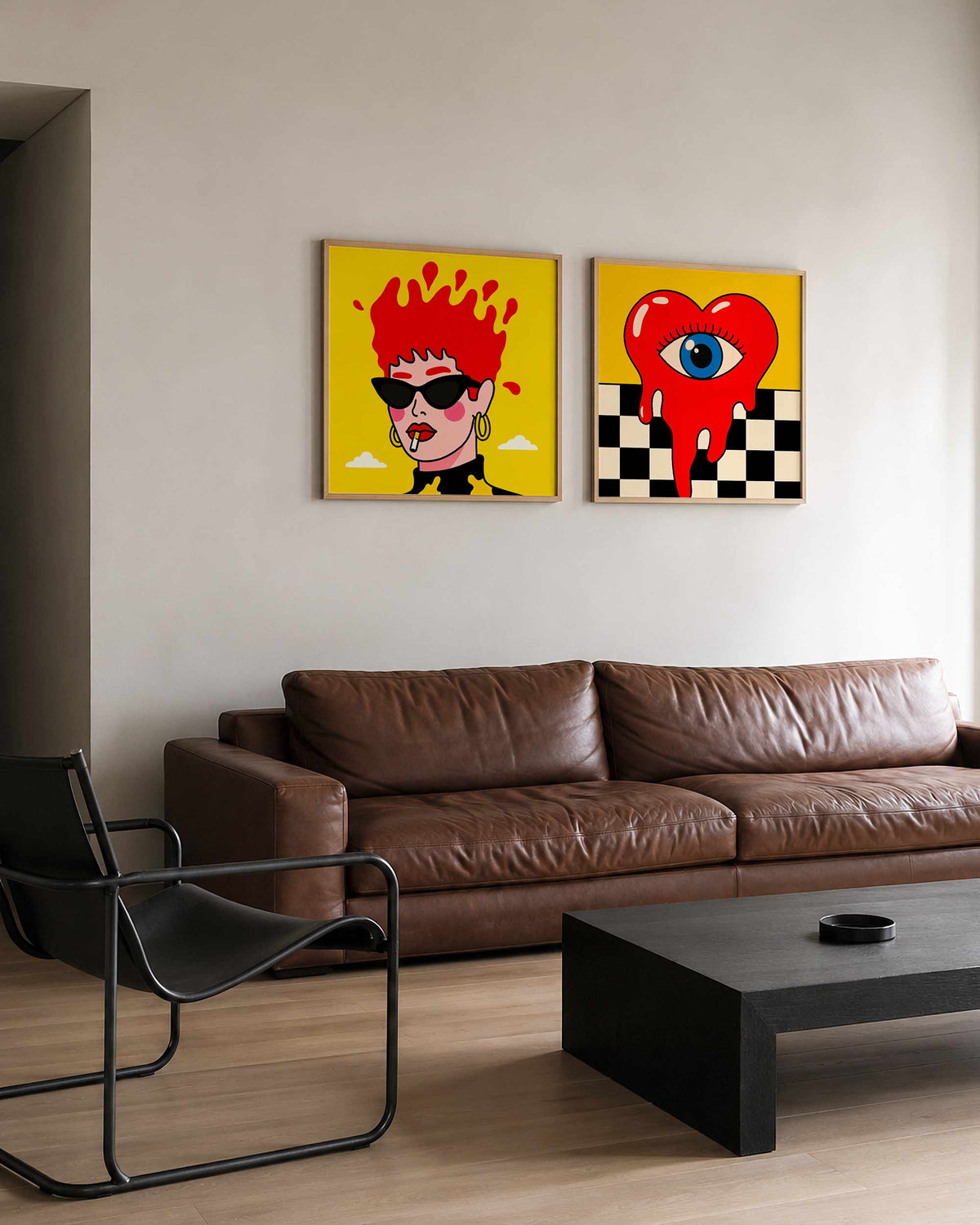 Interieurpresentatie van een tweedelige vierkante posterset met popart portretten