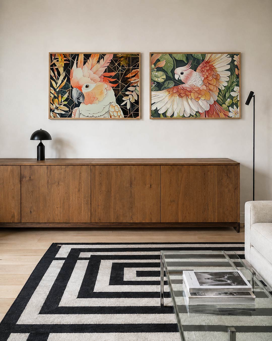 Interieurpresentatie van twee posters met een kleurrijke vogel met zachte veren in oranje en roze tinten