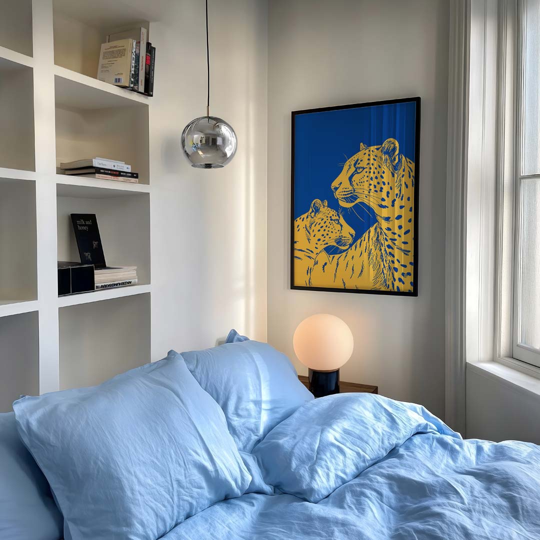 Sierlijke Jachtluipaarden in Blauw Poster-WallArtistic