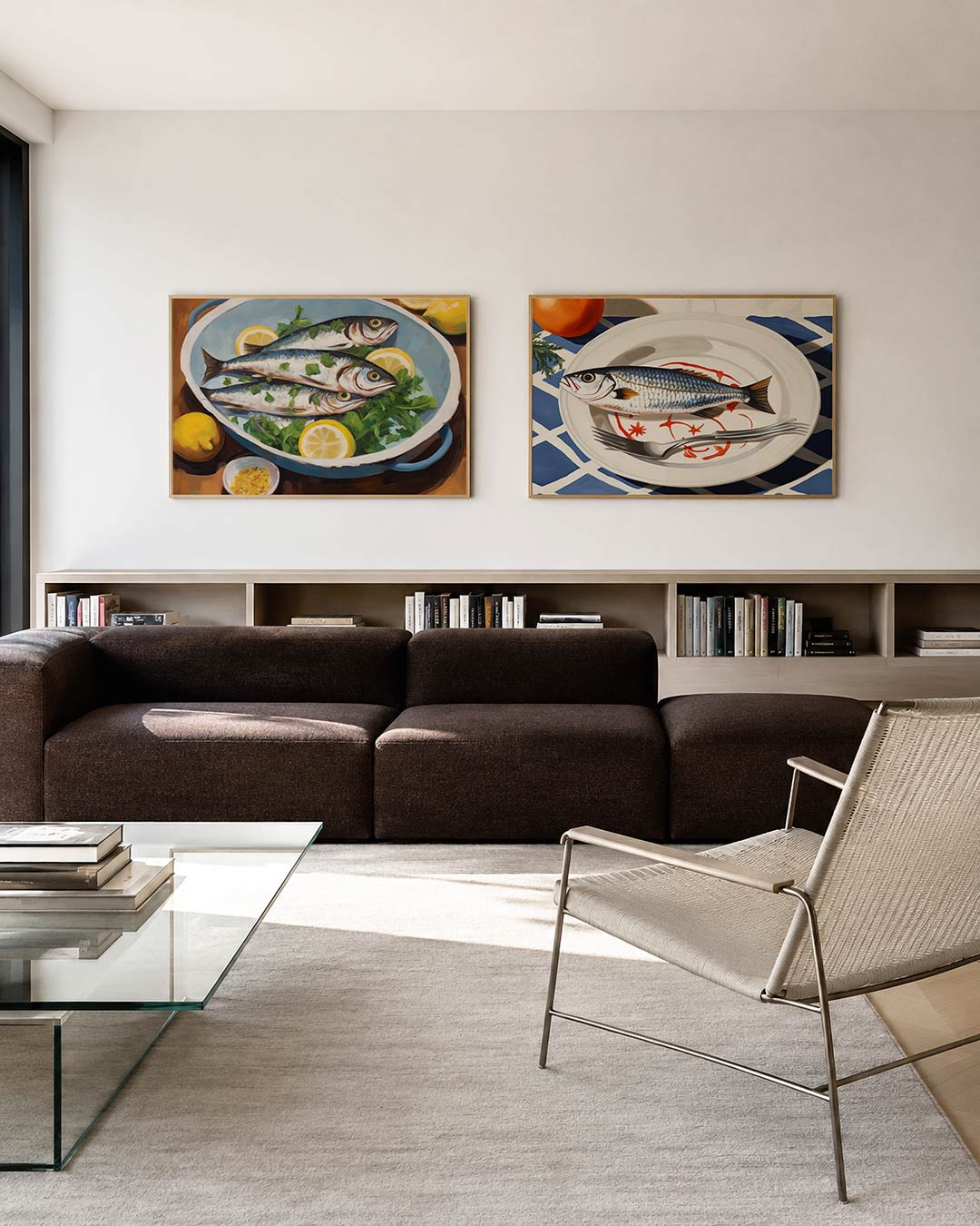 Tweedelige posterset met een posterset in twee delen met vissen in een schaal, getoond in een interieur