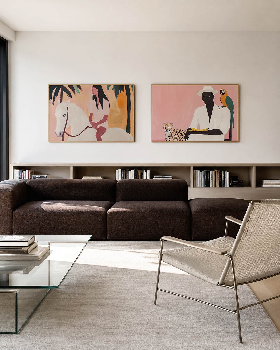 Twee liggende posters met een vrouw op een wit paard, omringd door palmbladeren, aan de muur in een interieur