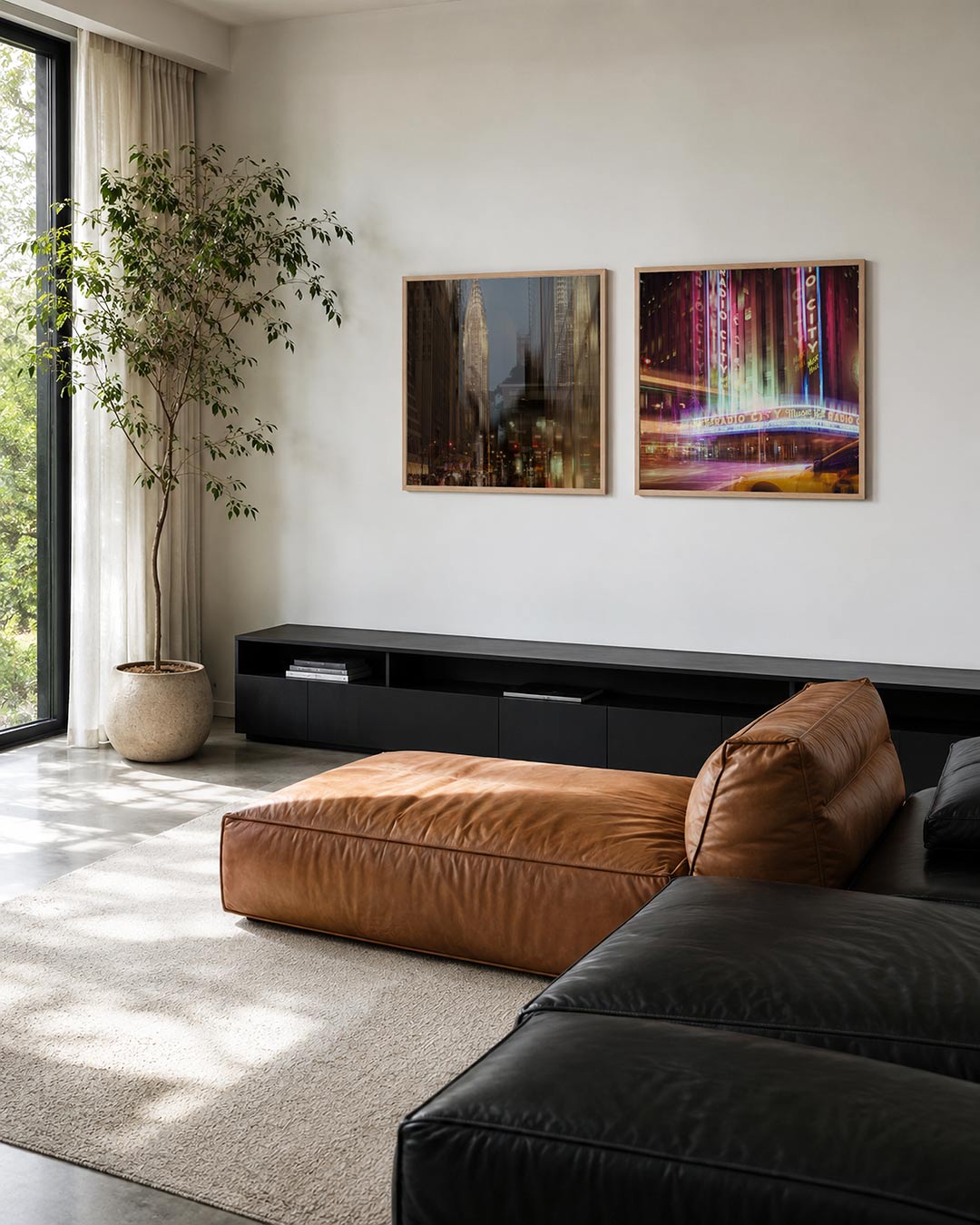Interieur met vierkant fotografisch tweeluik neon boven de stad – Gerald Emming