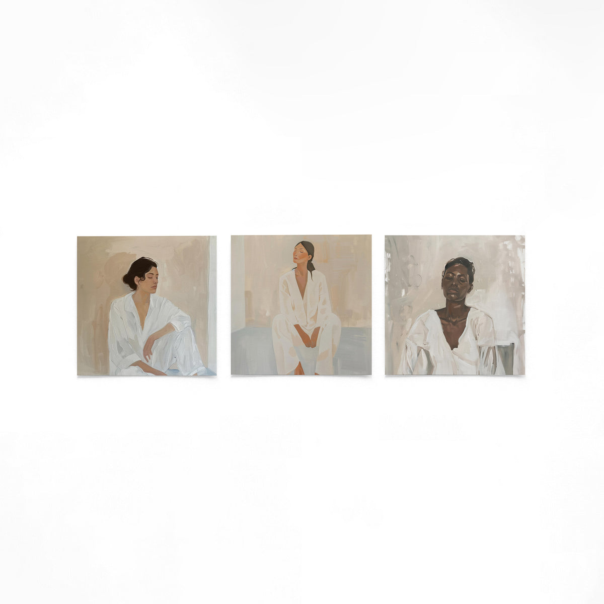 Drie vierkante posters met vrouwenportretten op een gebroken witte achtergrond