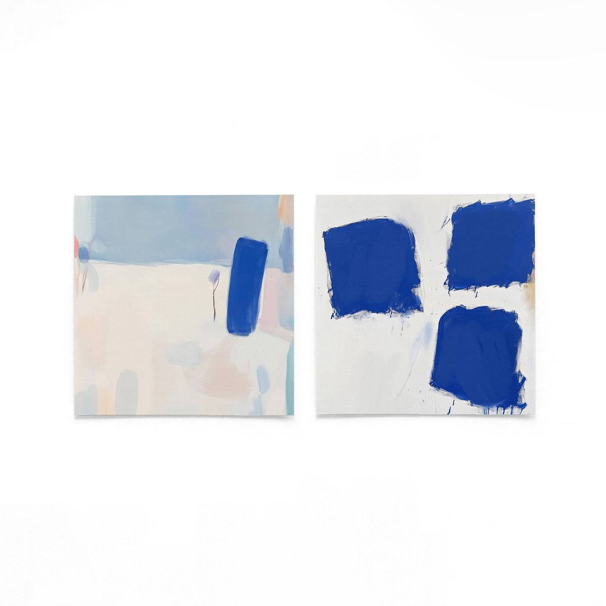 Twee vierkante posters met blauwe vlakken op een gebroken witte achtergrond