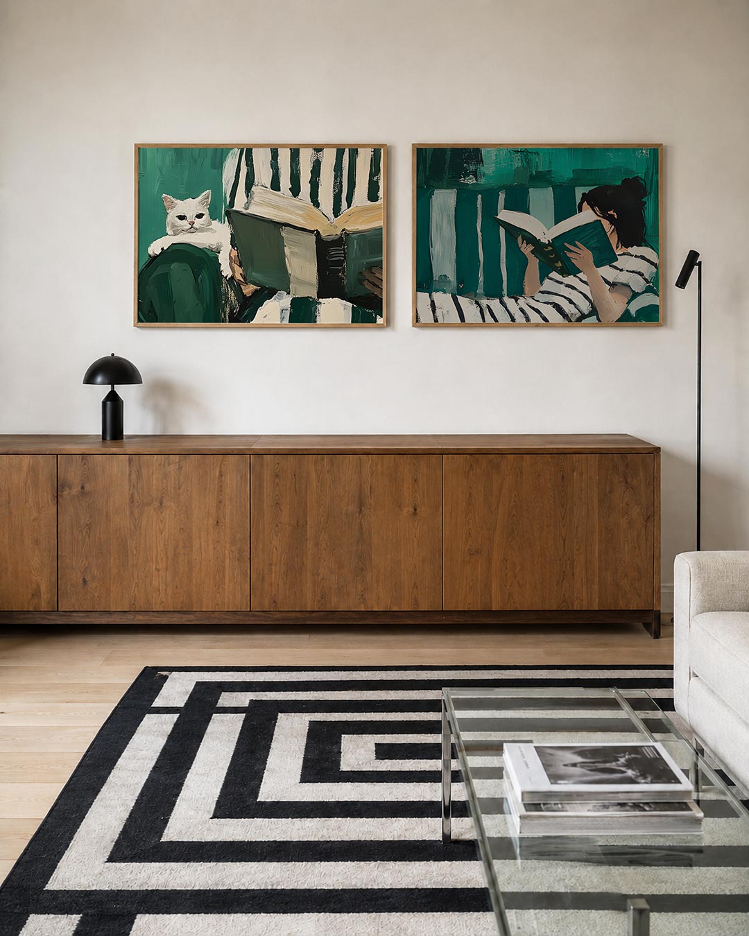 Tweedelige posterset met een witte kat rust op een donkergroene achtergrond naast een open boek, getoond in een interieur