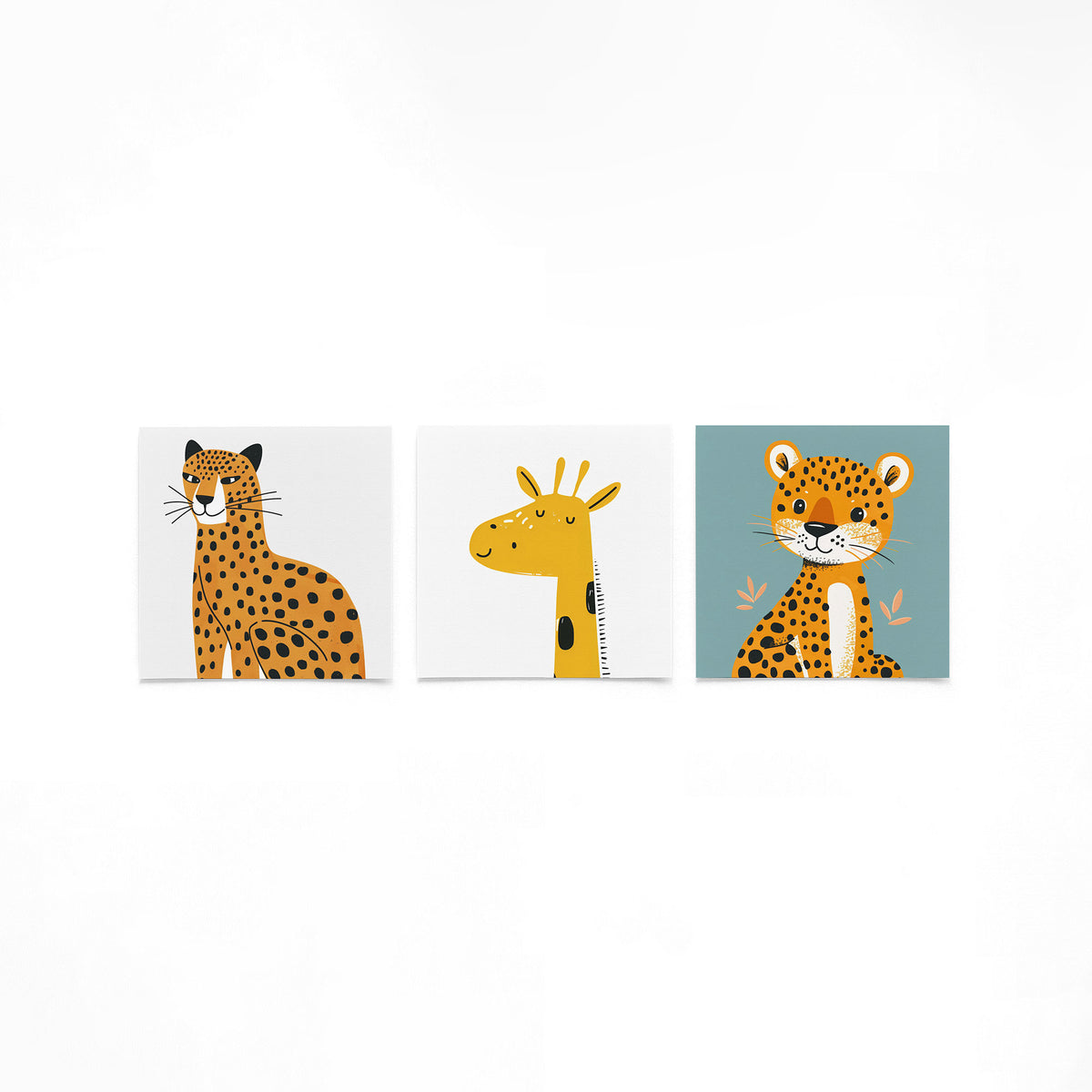 Drie vierkante posters met gele dieren op een gebroken witte achtergrond