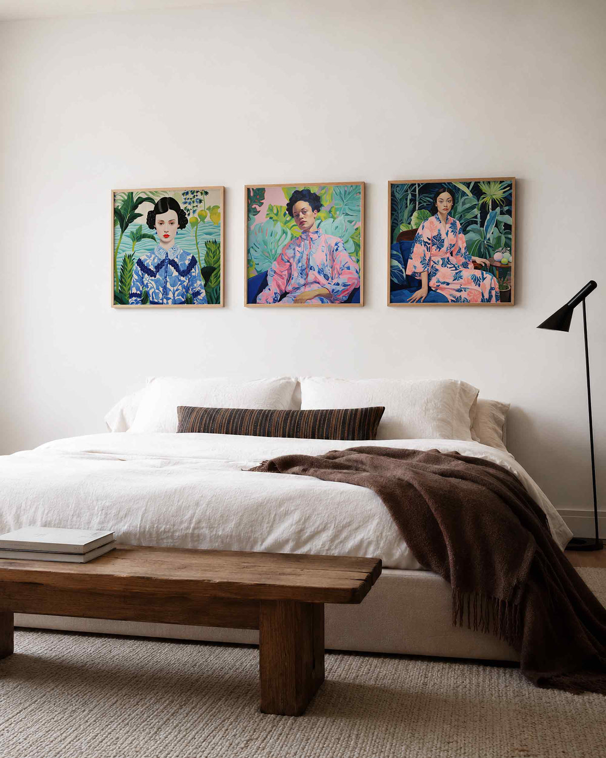 Interieurpresentatie van een driedelige vierkante posterset met vrouwenportretten in botanische tuinen