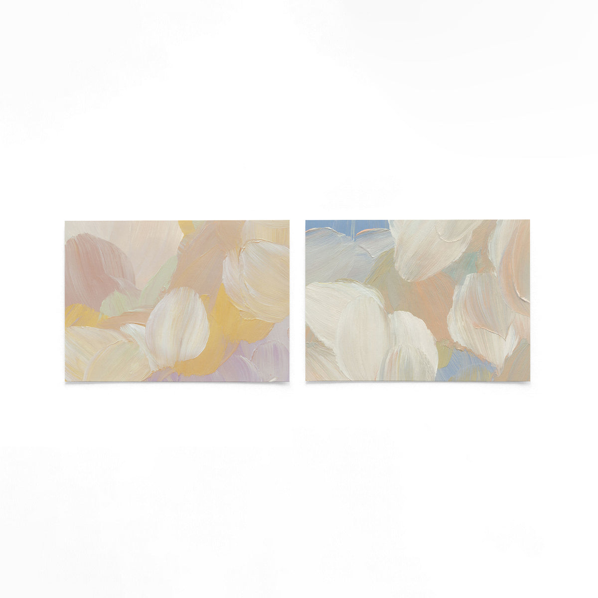 Twee liggende posters met een spel van zachte pasteltinten op een gebroken witte achtergrond
