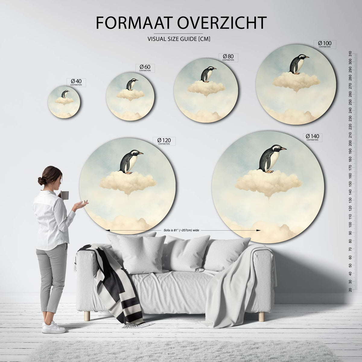 Pinguïn op wolk Muurcirkel – extra productweergave – Een pinguïn zit op een zachte, witte wolk tegen een lichtblauwe lucht.