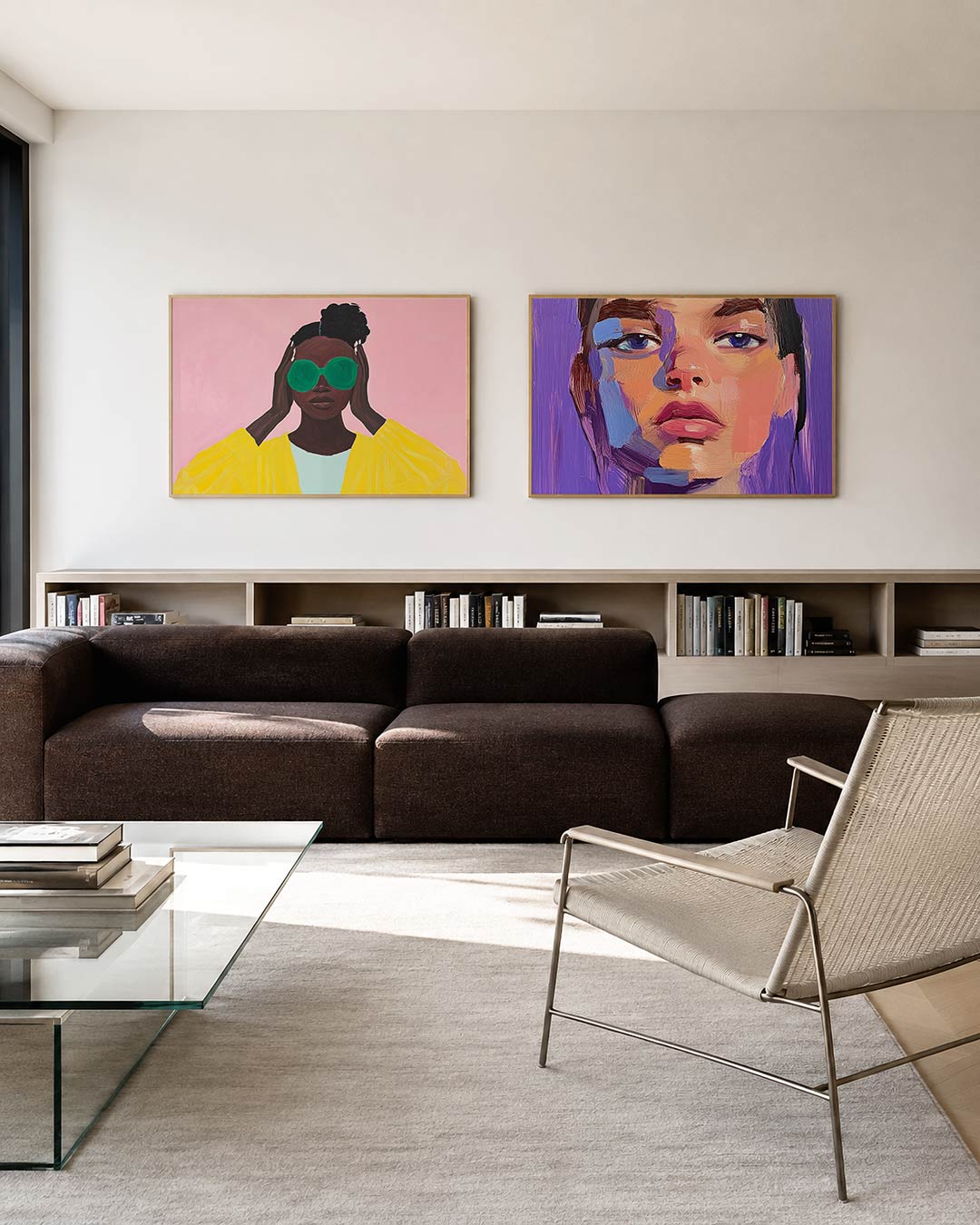 Tweedelige posterset met een vrouw met grote groene bril en gele jas tegen een roze achtergrond, getoond in een interieur