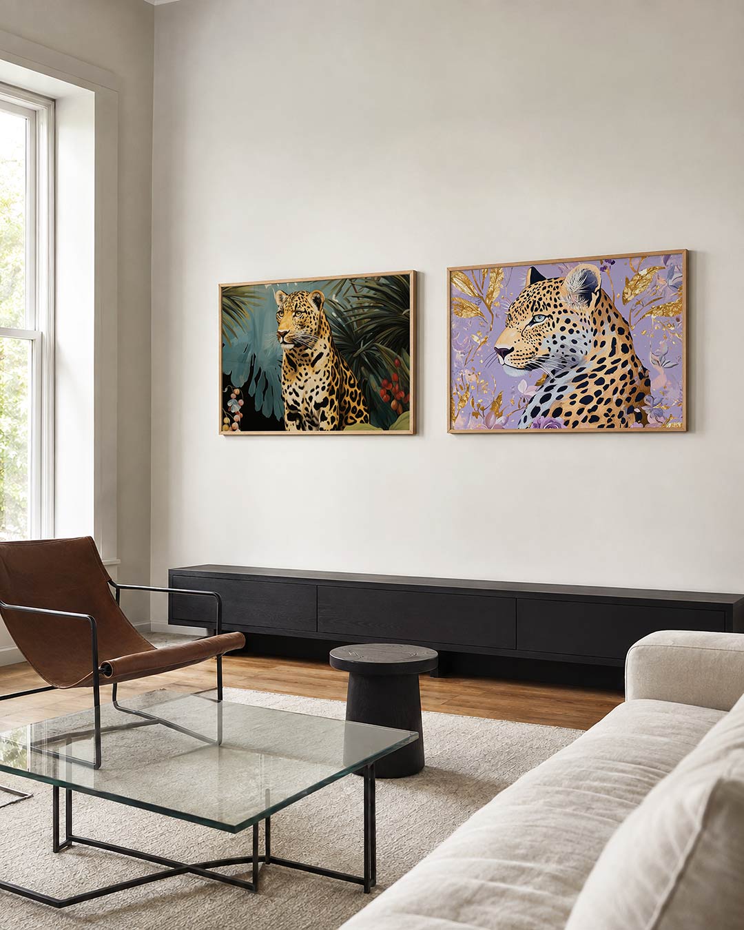 Tweedelige posterset met een luipaard tussen bladeren en kleurrijke bessen, getoond in een interieur
