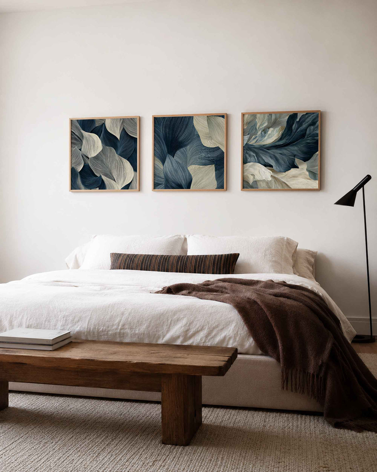 Interieurpresentatie van een driedelige vierkante posterset met blauwe lijnstructuren