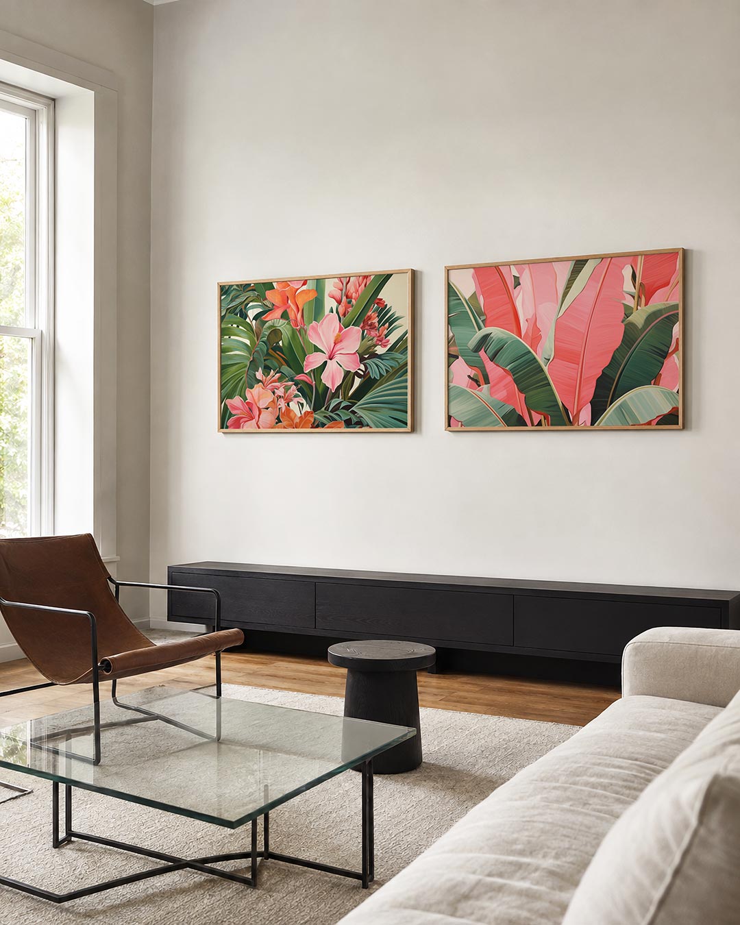 Twee liggende posters met een levendige verzameling, aan de muur in een interieur