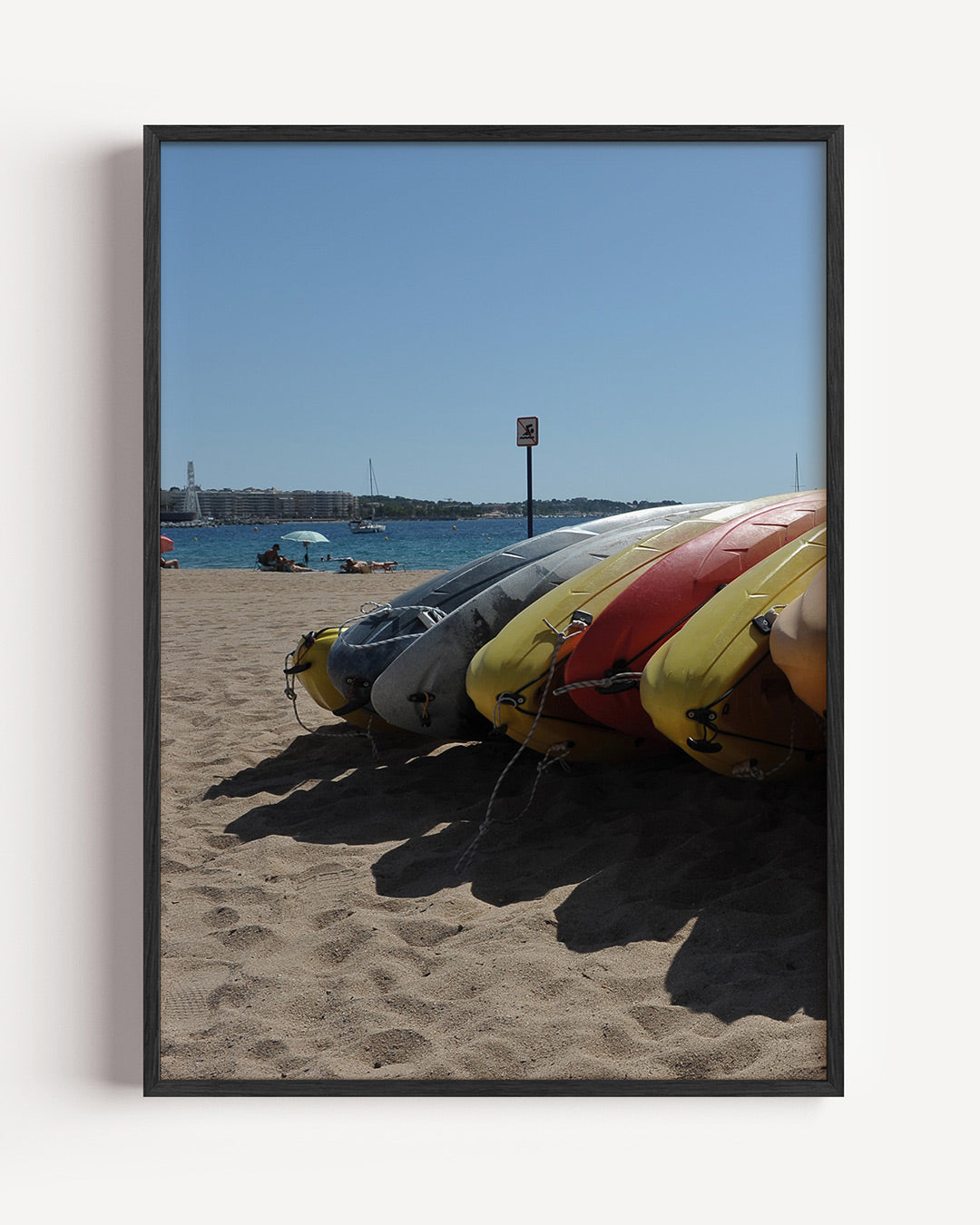 Kleurrijke kajaks op strand Poster