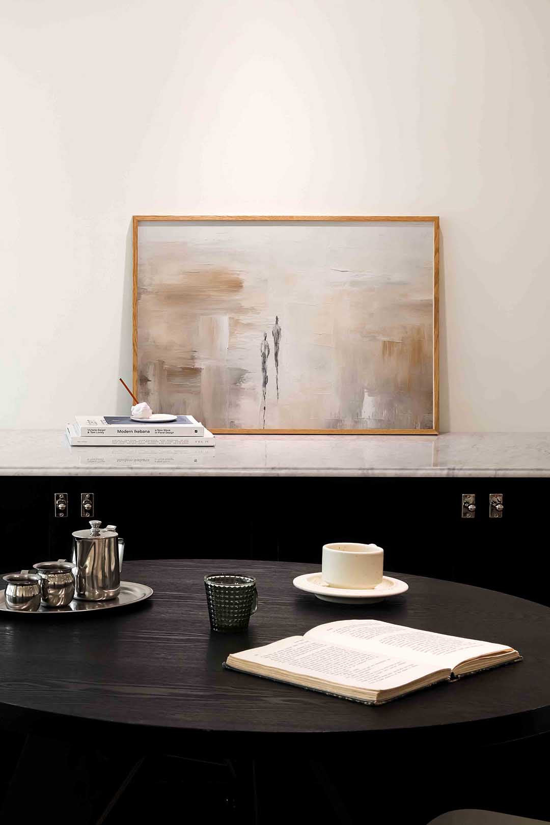Twee figuren in beige landschap Poster