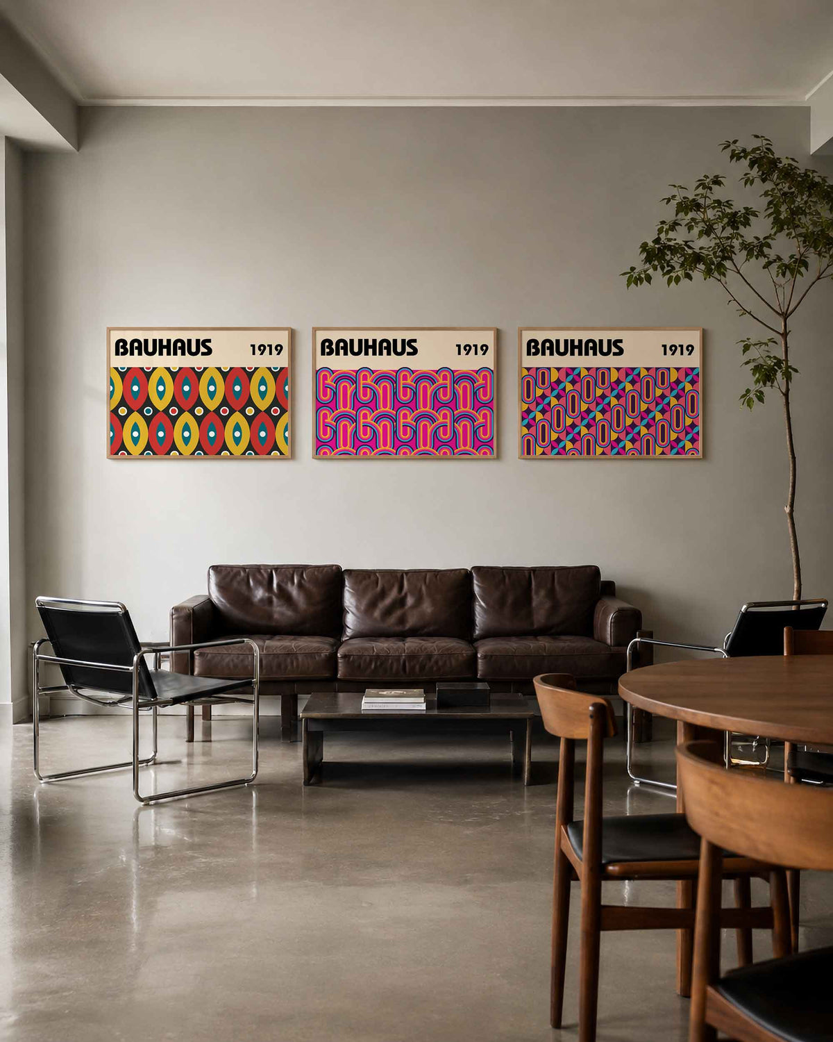 Interieurmockup van drieluik landscape-posterset met kleurbanen en ovale ritmes