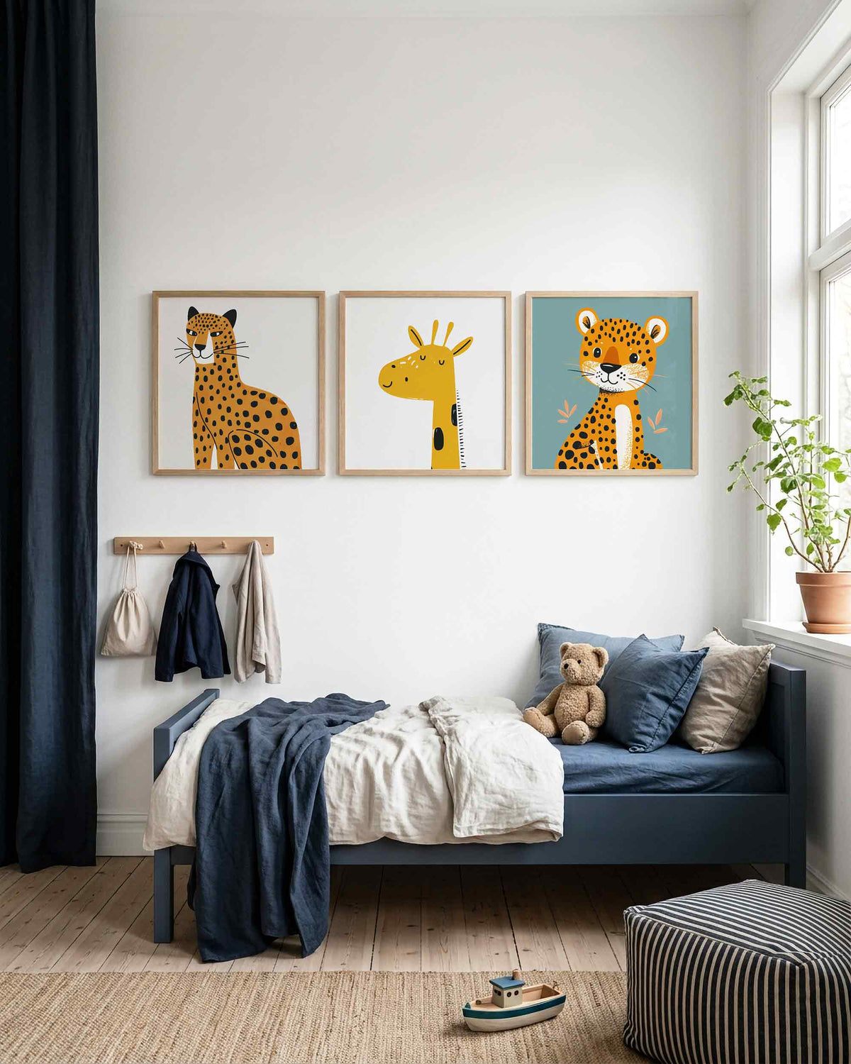 Interieurpresentatie van een driedelige vierkante posterset met gele dieren