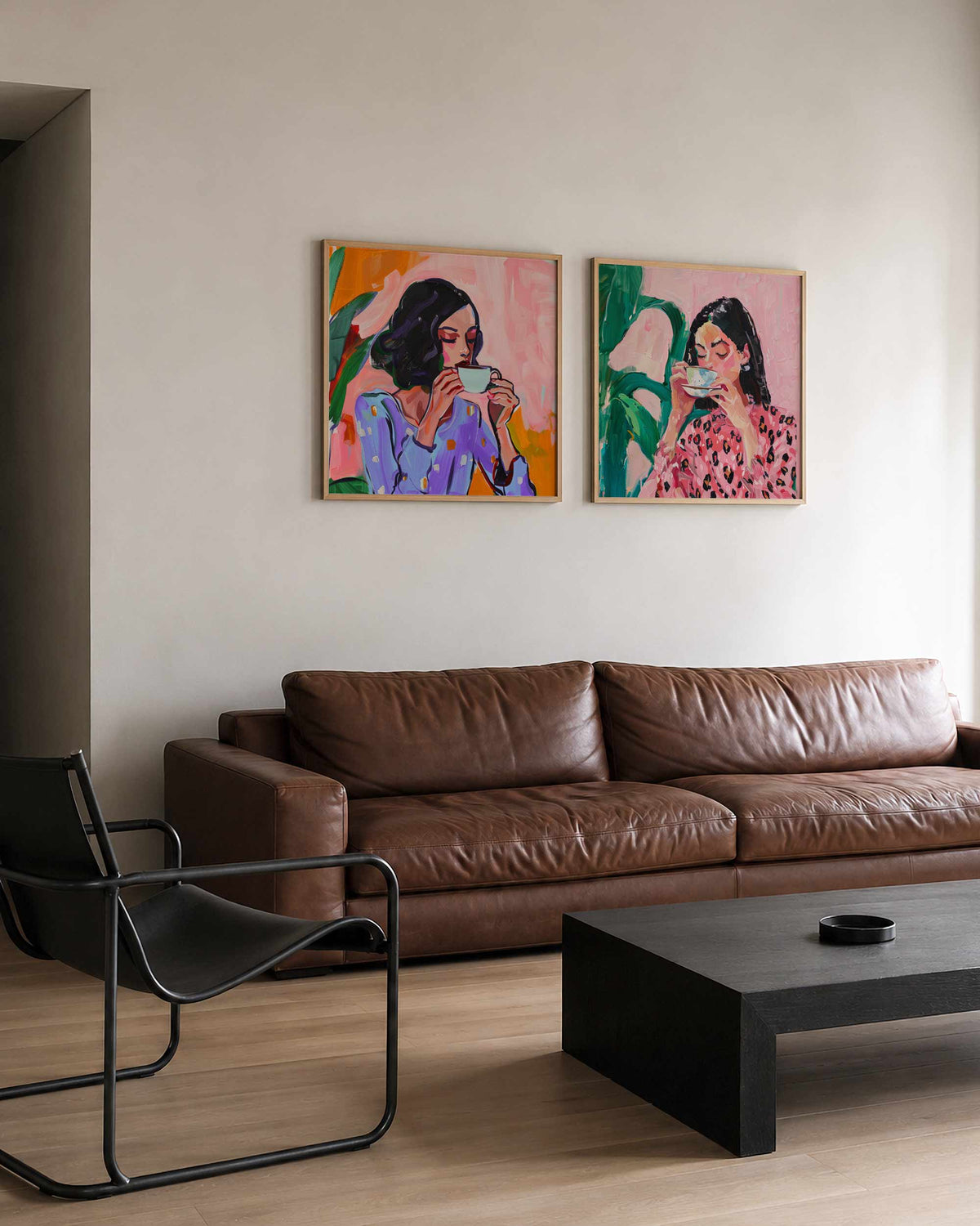 Interieurpresentatie van een tweedelige vierkante posterset met vrouwen met kopjes