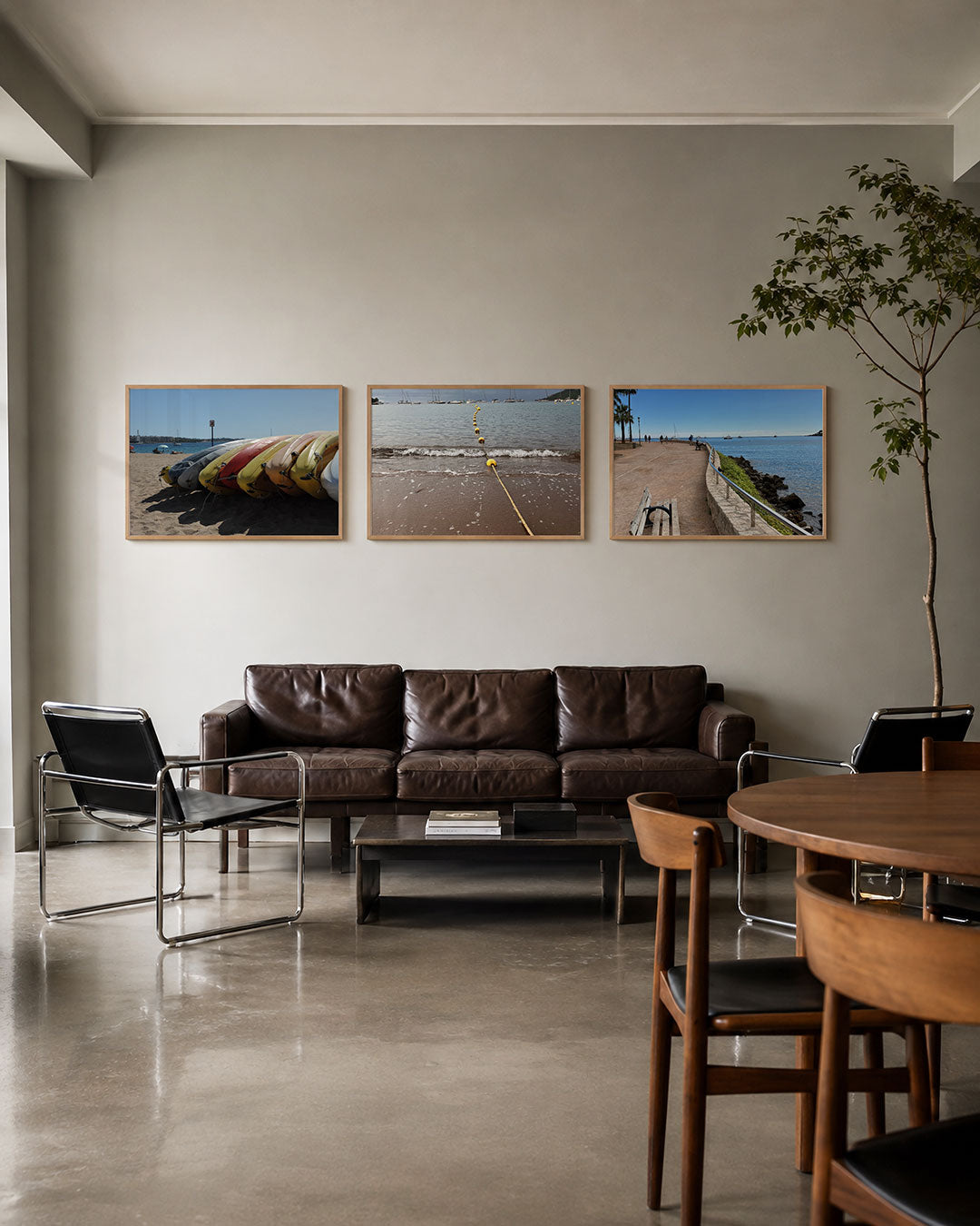Interieur met liggend fotografisch drieluik kustlijn in zomerlicht – Gerald Emming