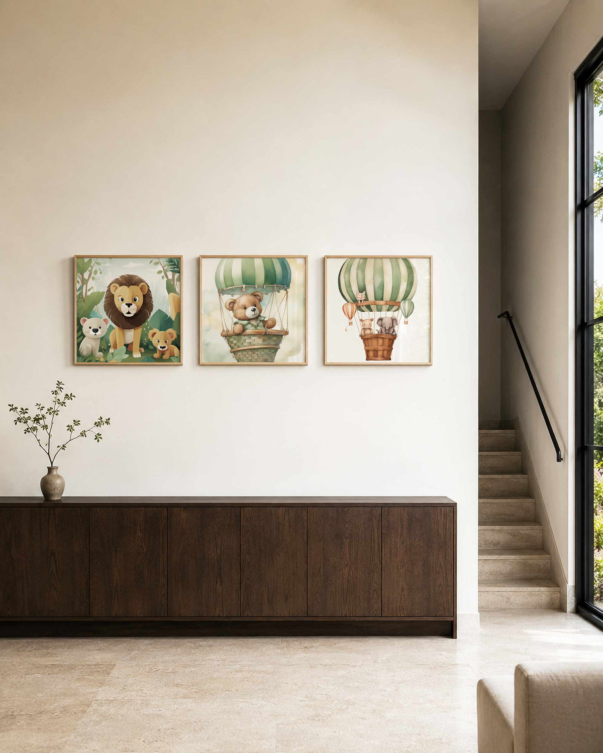 Interieurpresentatie van een driedelige vierkante posterset met dieren en ballonnen