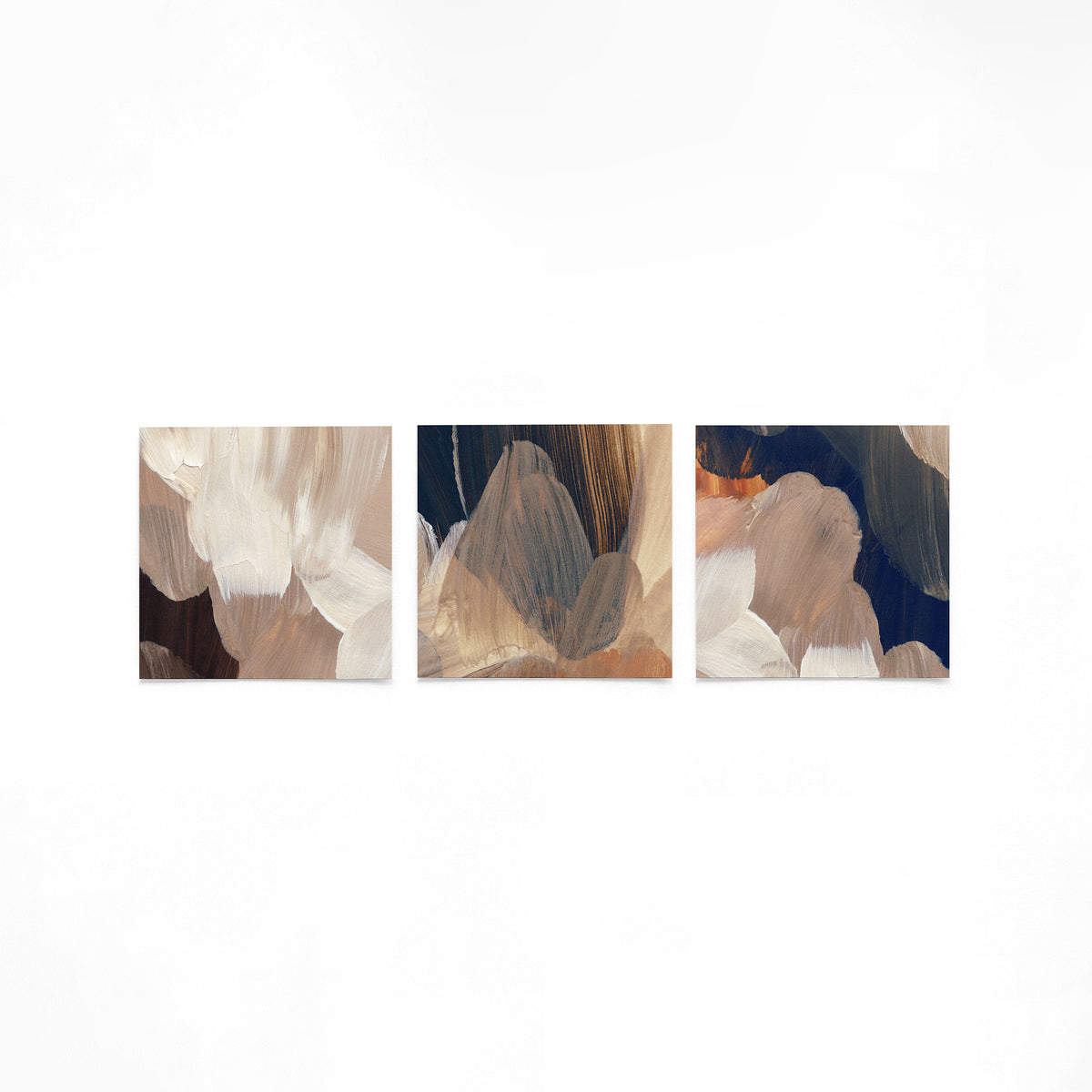 Drie vierkante posters met abstracte penseelstreken op een gebroken witte achtergrond