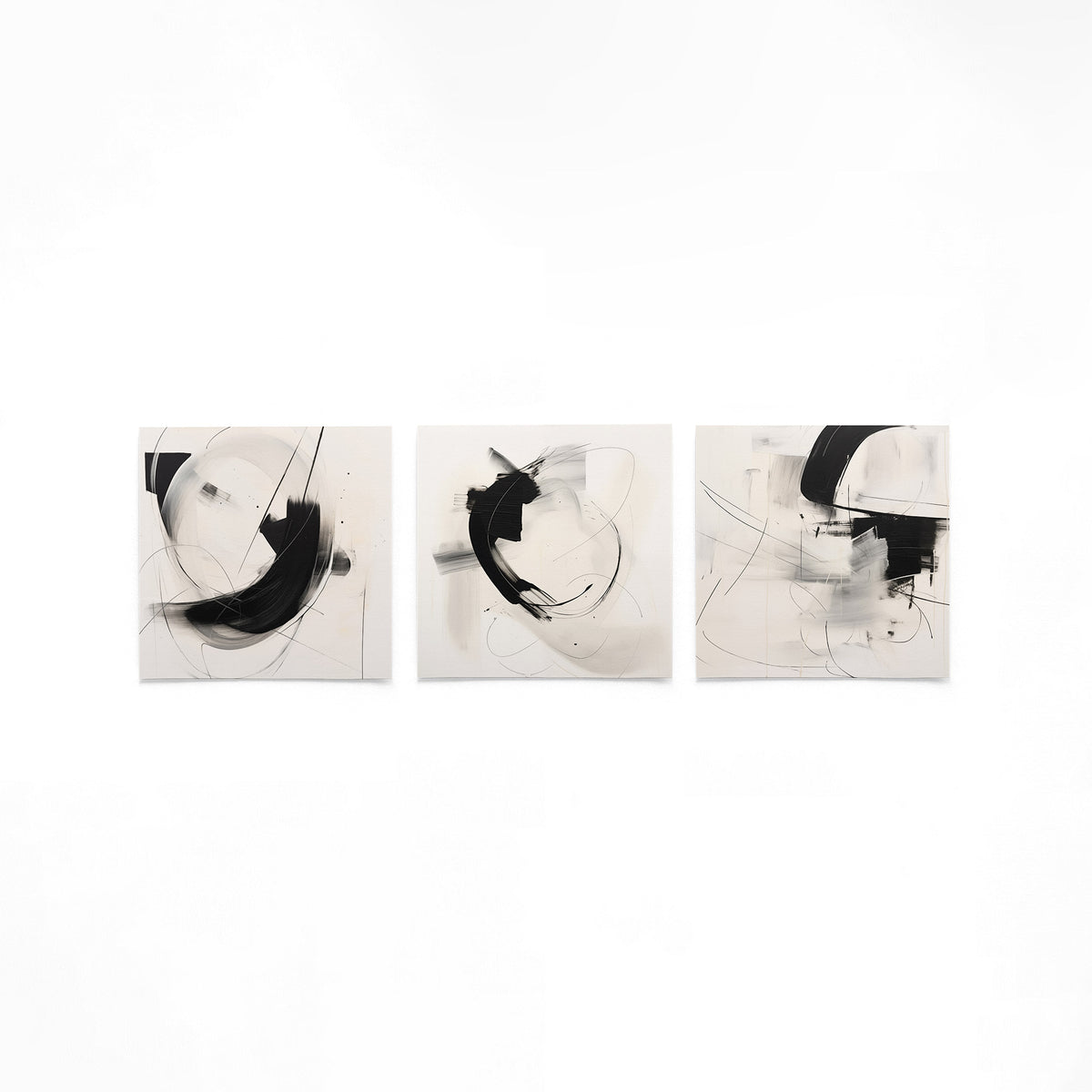 Drie vierkante posters met abstracte zwart wit op een gebroken witte achtergrond