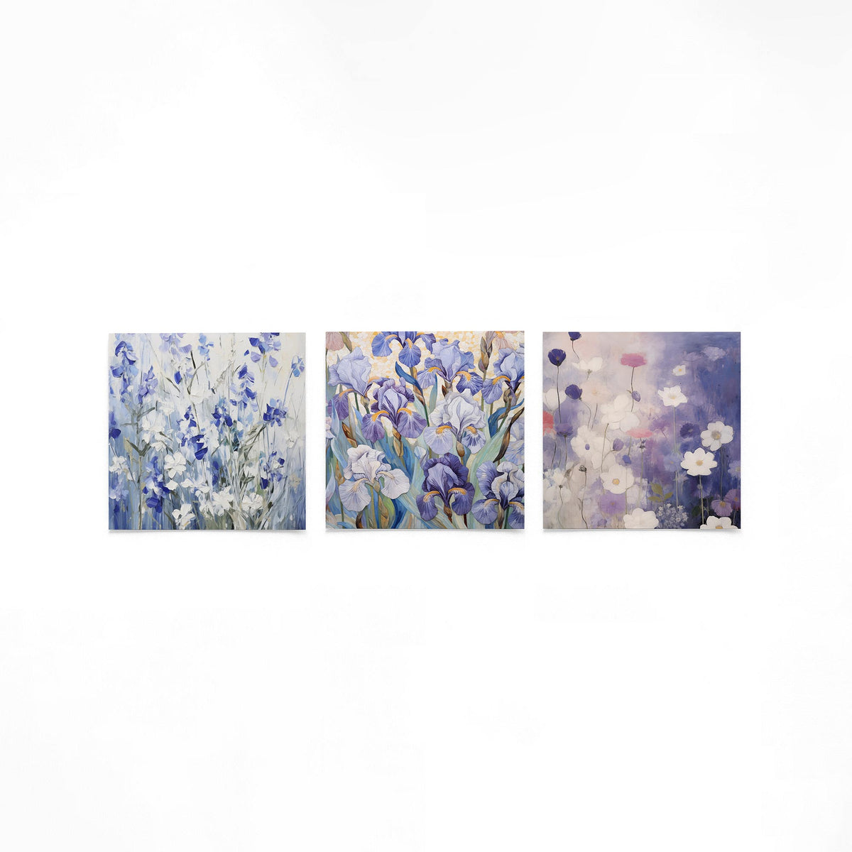 Drie vierkante posters met blauwe paarse bloemen op een gebroken witte achtergrond