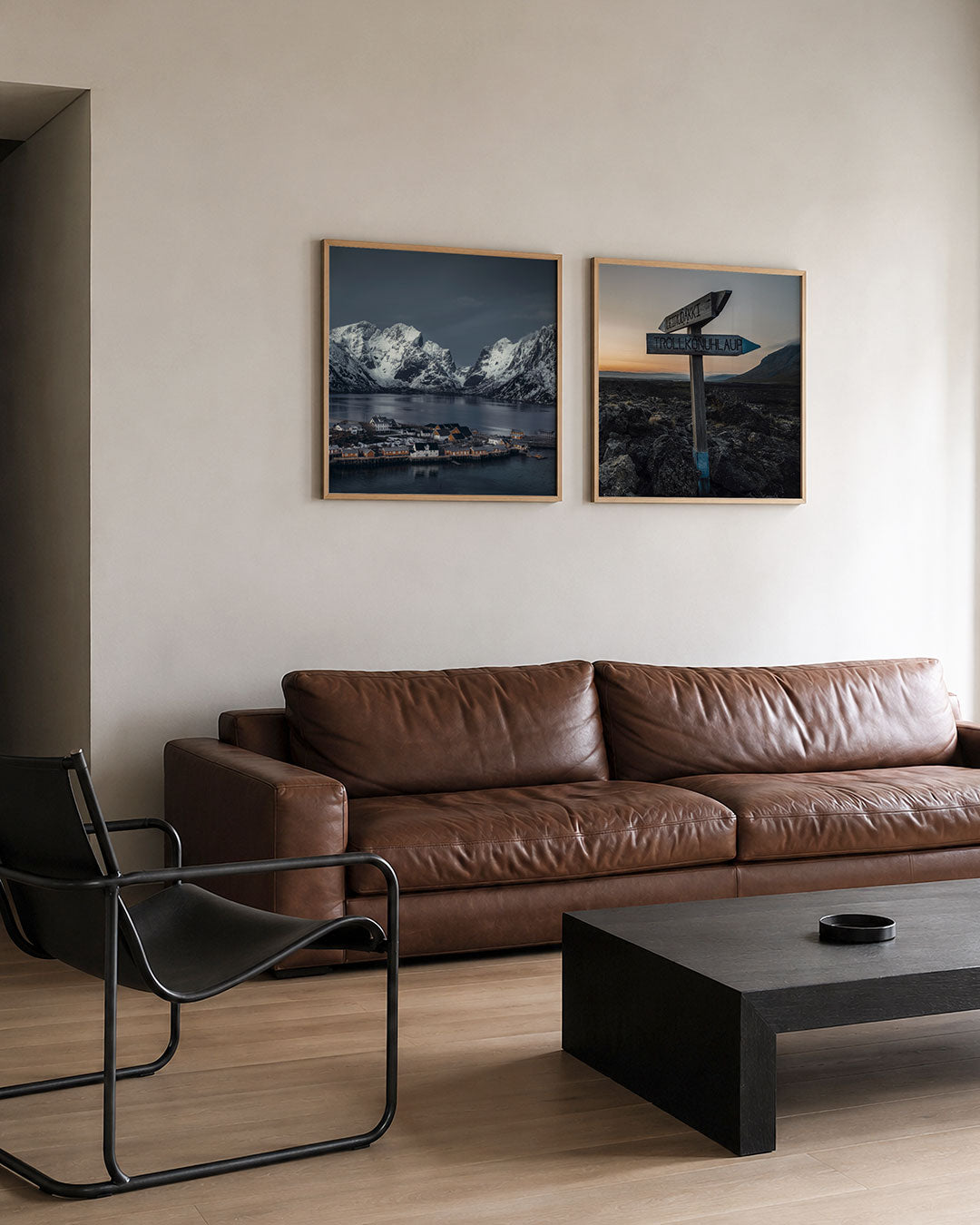 Interieur met vierkant fotografisch tweeluik noordelijke bergpaden – Gerald Emming