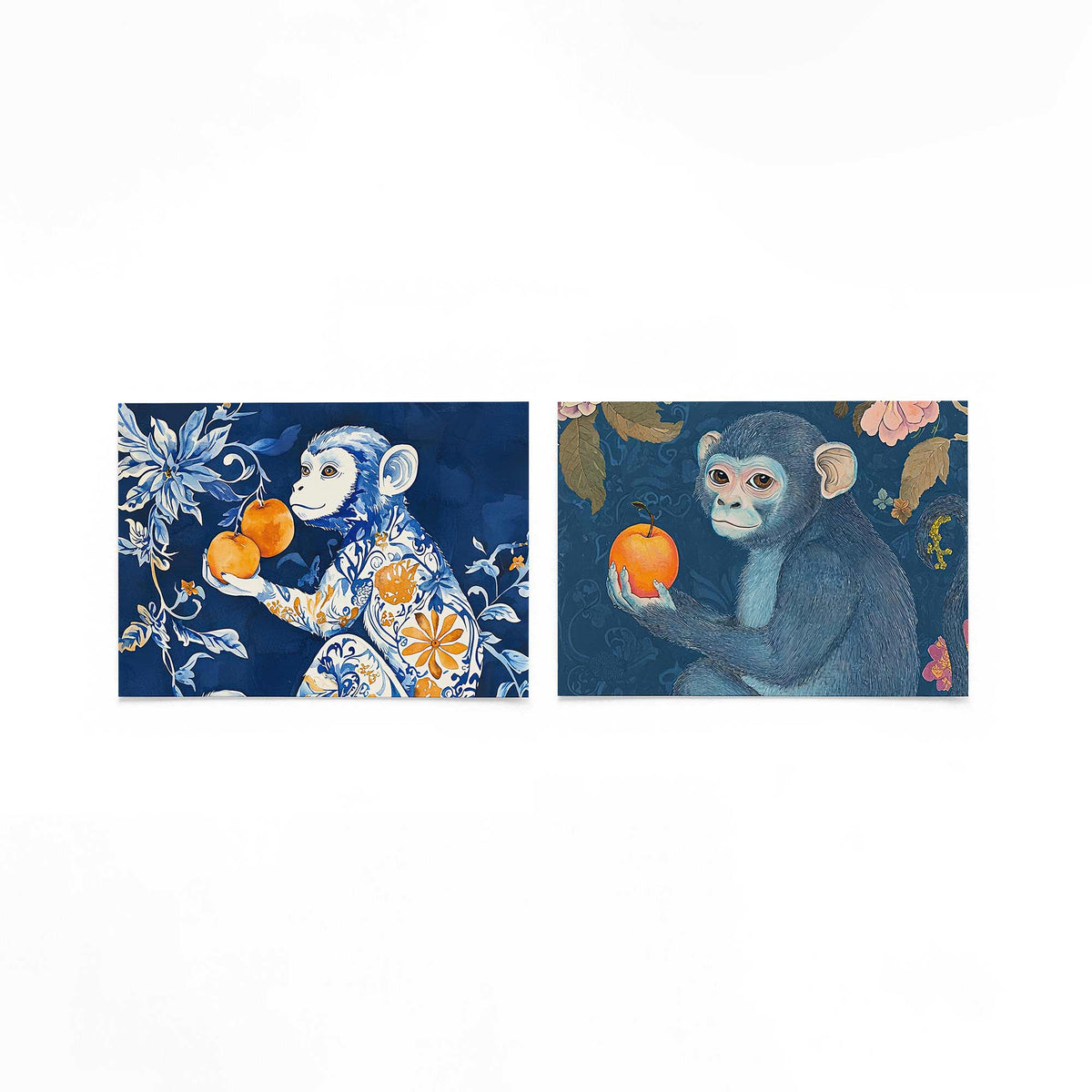 Twee liggende posters met een speelse aap met blauwe en oranje bloemenpatronen op een gebroken witte achtergrond