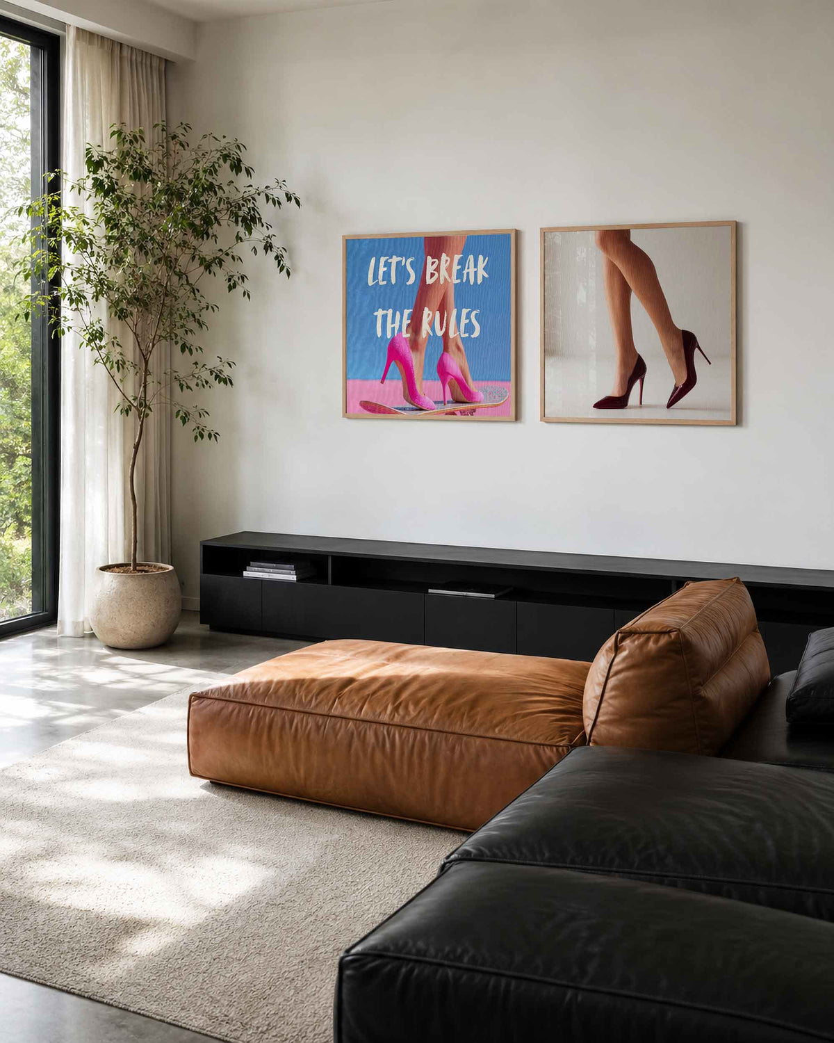 Interieurpresentatie van een tweedelige vierkante posterset met hoge hakken