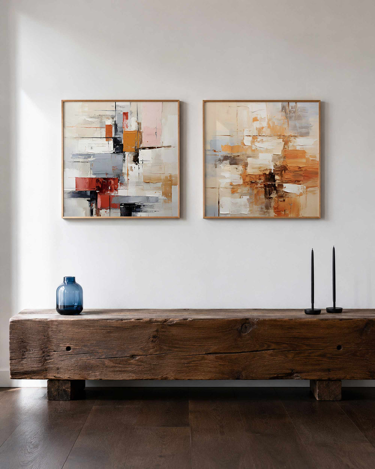 Interieurpresentatie van een tweedelige vierkante posterset met abstracte vlakken