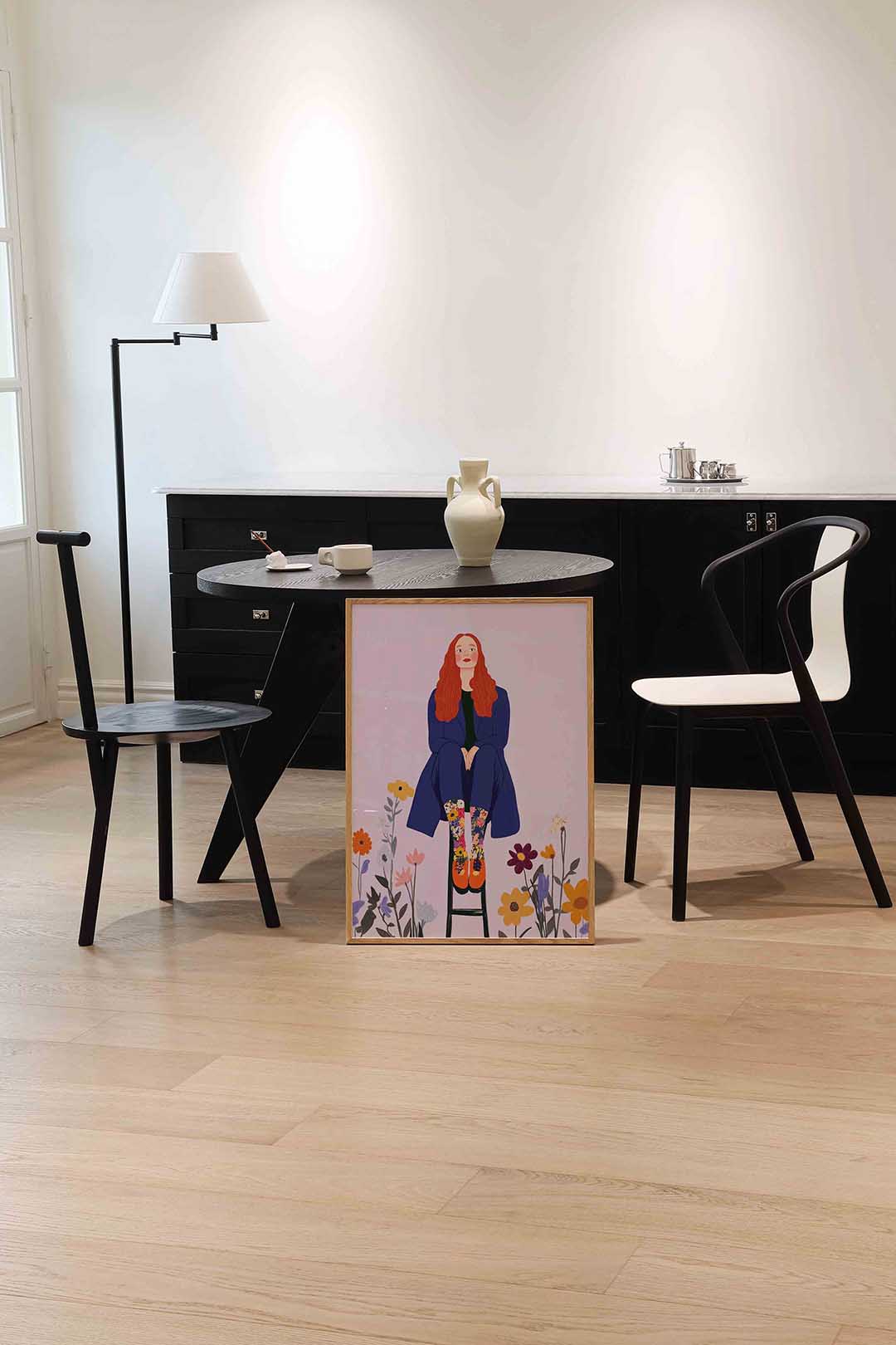 Vrouw op kruk met bloemen Poster