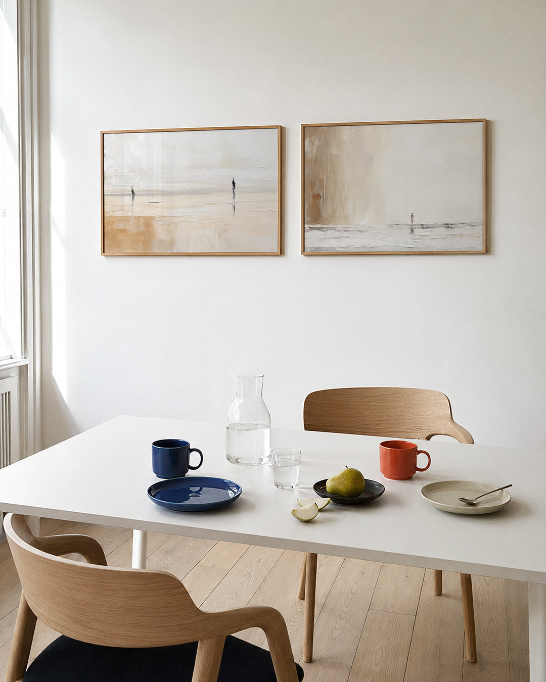 Interieurpresentatie van twee posters met zachte overgangen van beige naar wit, met fijne verticale accenten