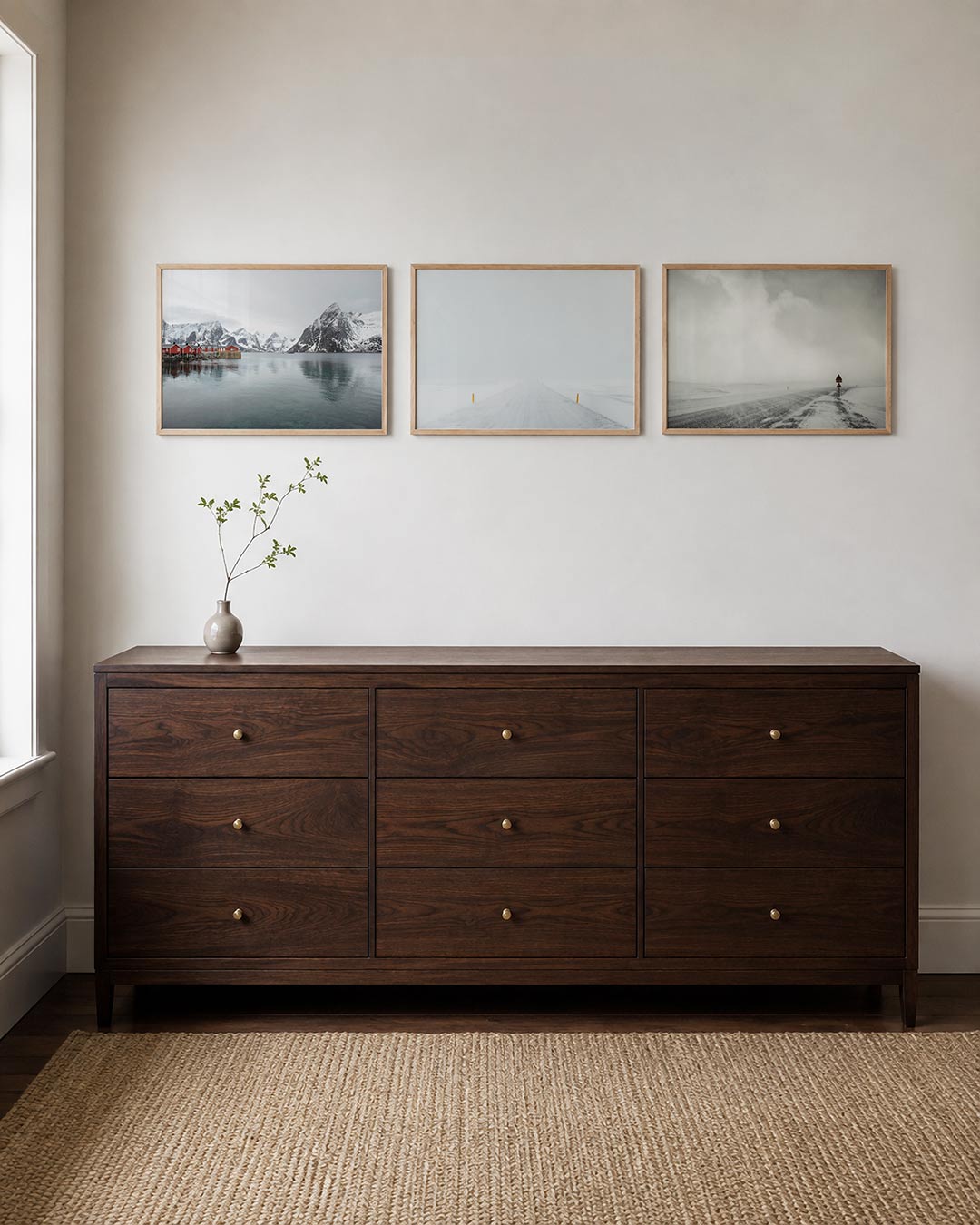 Interieur met liggend fotografisch drieluik winterstilte aan de horizon – Gerald Emming