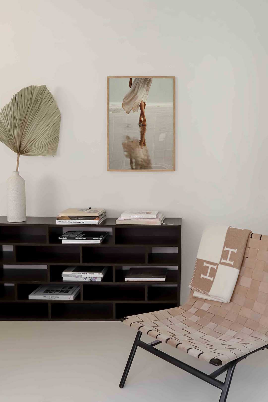 Vrouw in witte jurk Poster