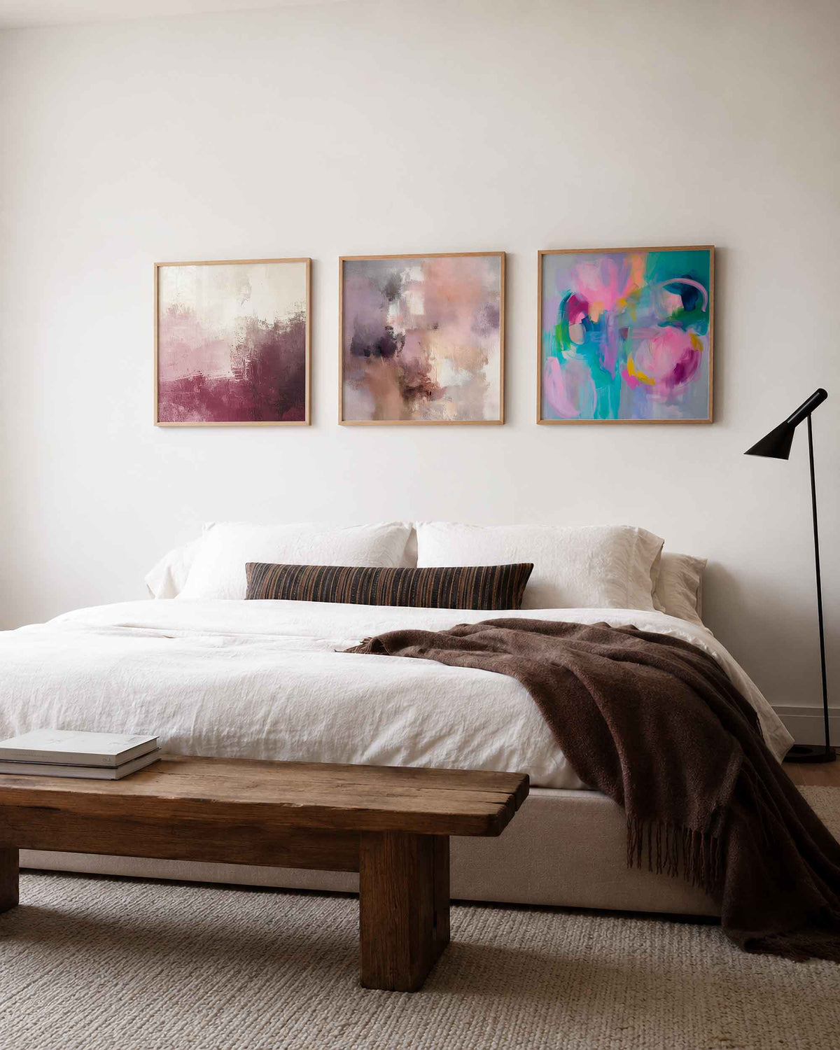 Interieurpresentatie van een driedelige vierkante posterset met abstracte kleuren