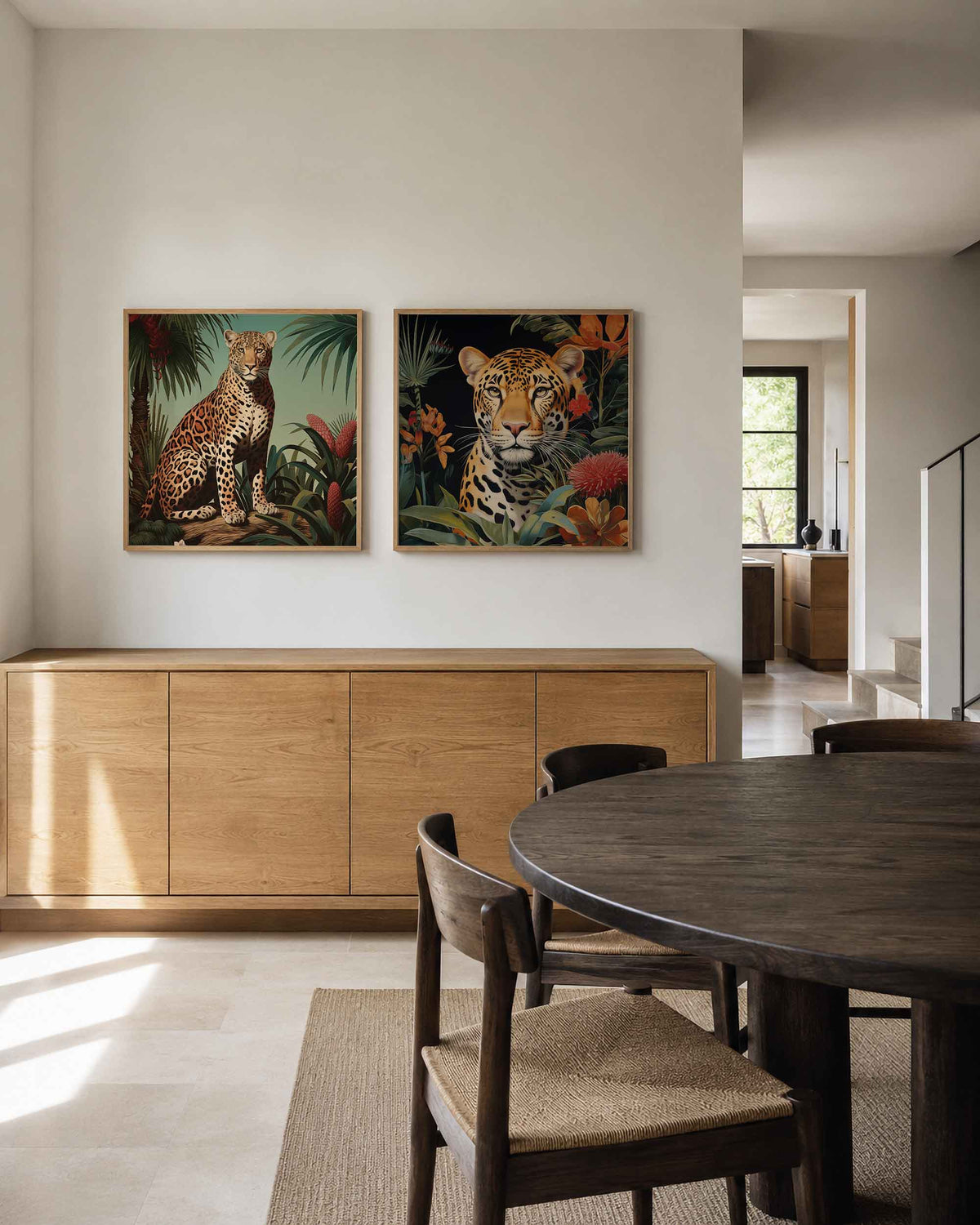 Interieurpresentatie van een tweedelige vierkante posterset met luipaarden in tropisch gebladerte