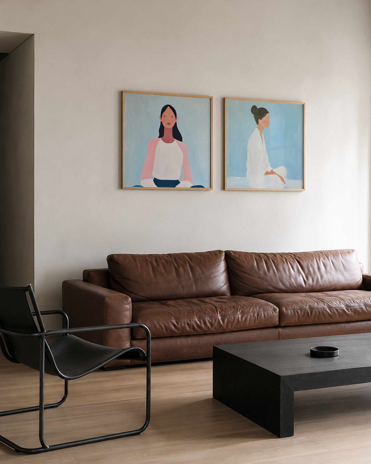 Interieurpresentatie van een tweedelige vierkante posterset met vrouwenportretten