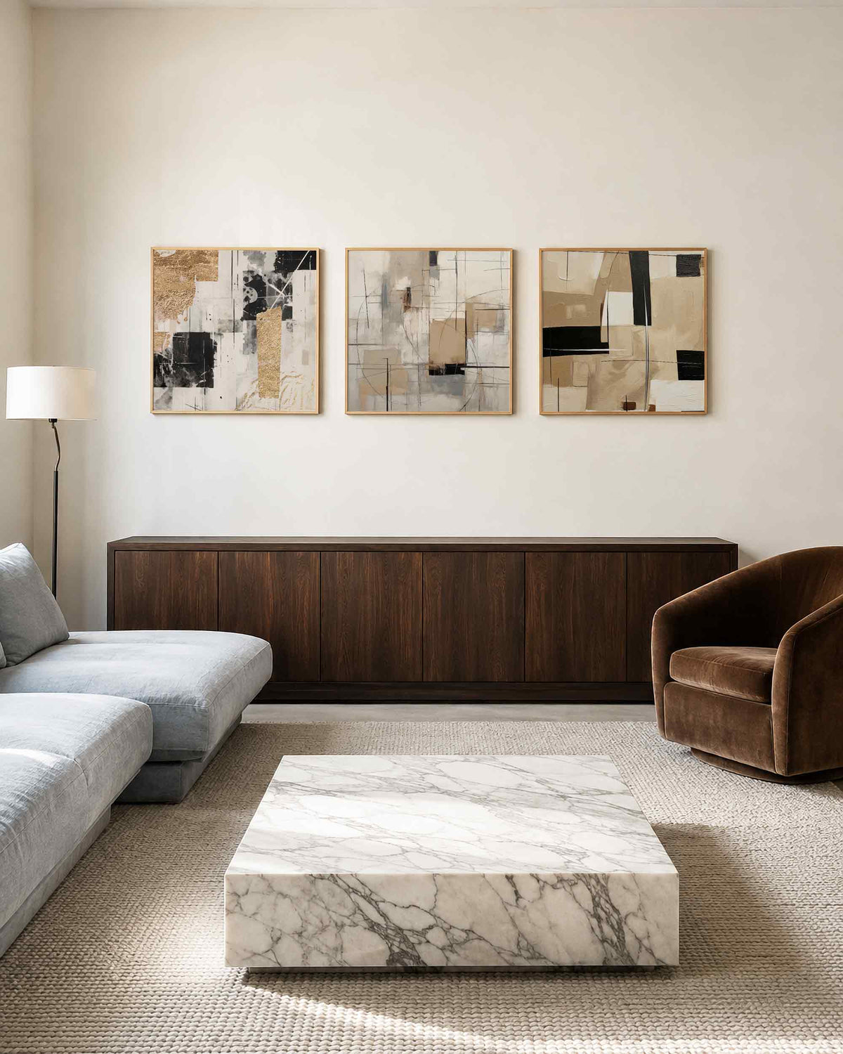 Interieurpresentatie van een driedelige vierkante posterset met abstracte beige goud