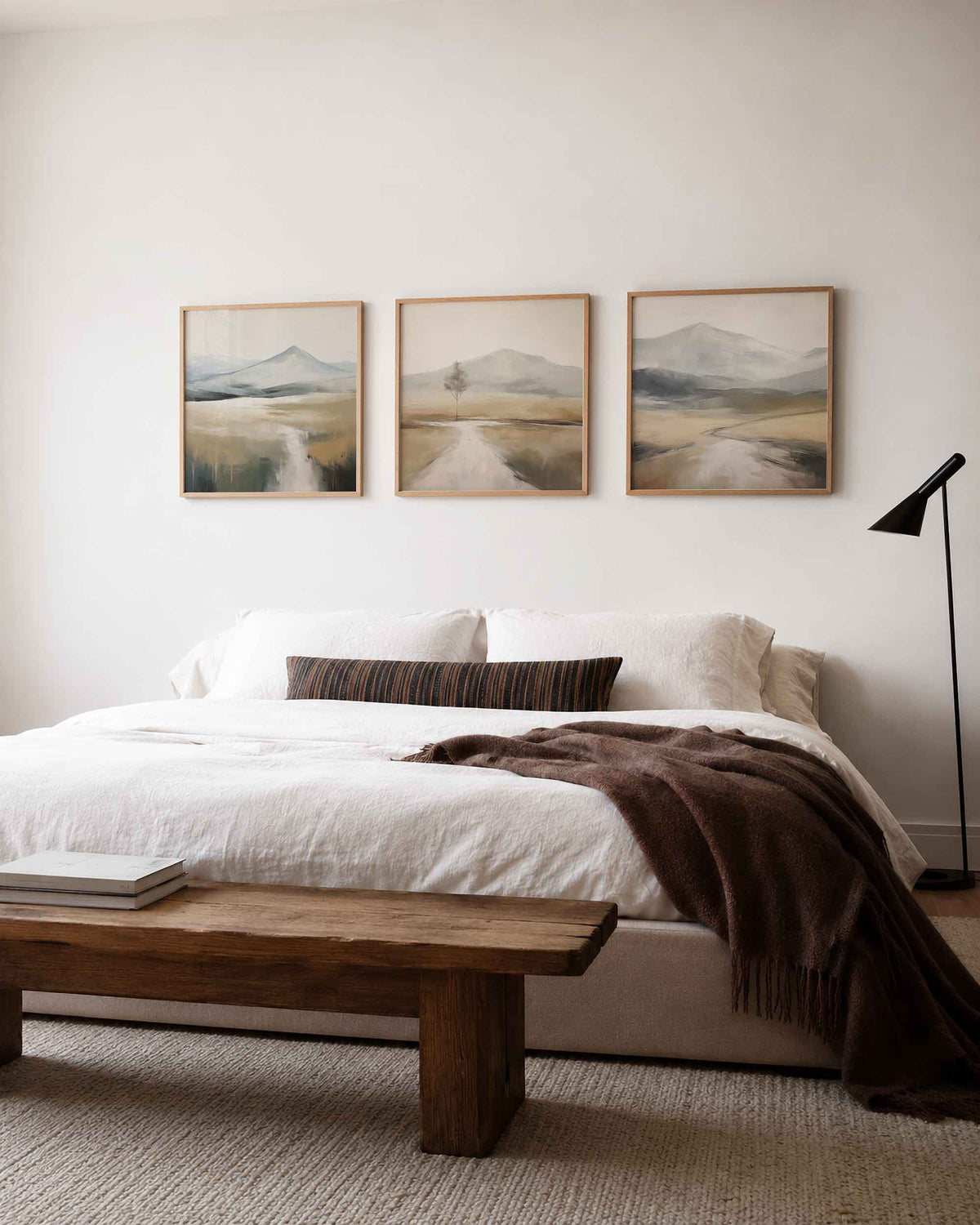 Interieurpresentatie van een driedelige vierkante posterset met abstracte berglandschappen