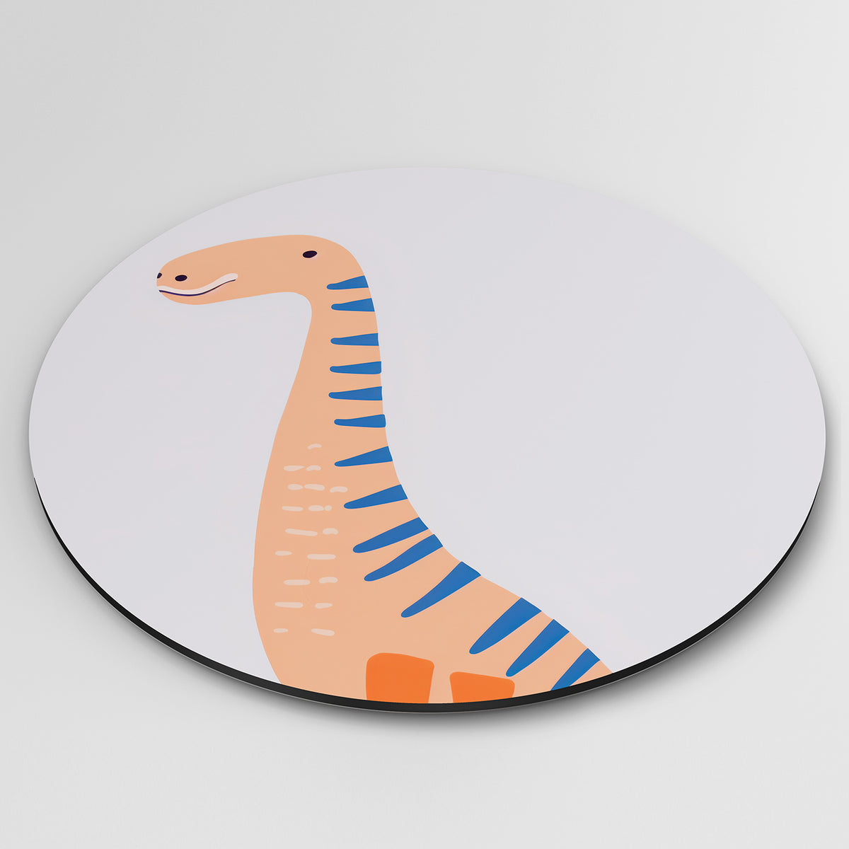 Dinosaurus Muurcirkel – detailweergave – Een oranje dinosaurus met blauwe strepen op een lichte achtergrond.