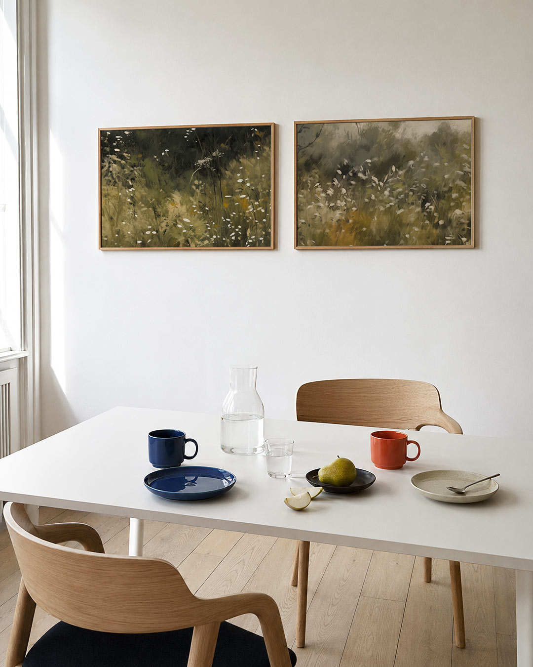 Twee liggende posters met een weelderig veld met fijne groene en bruine tinten, aan de muur in een interieur
