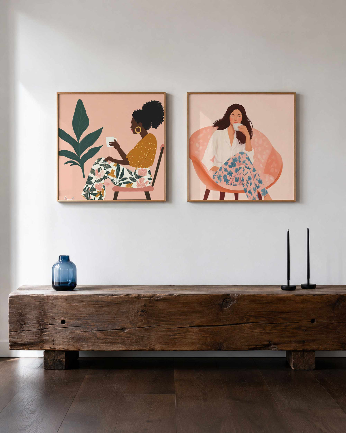 Interieurpresentatie van een tweedelige vierkante posterset met vrouwen met koffiekopjes