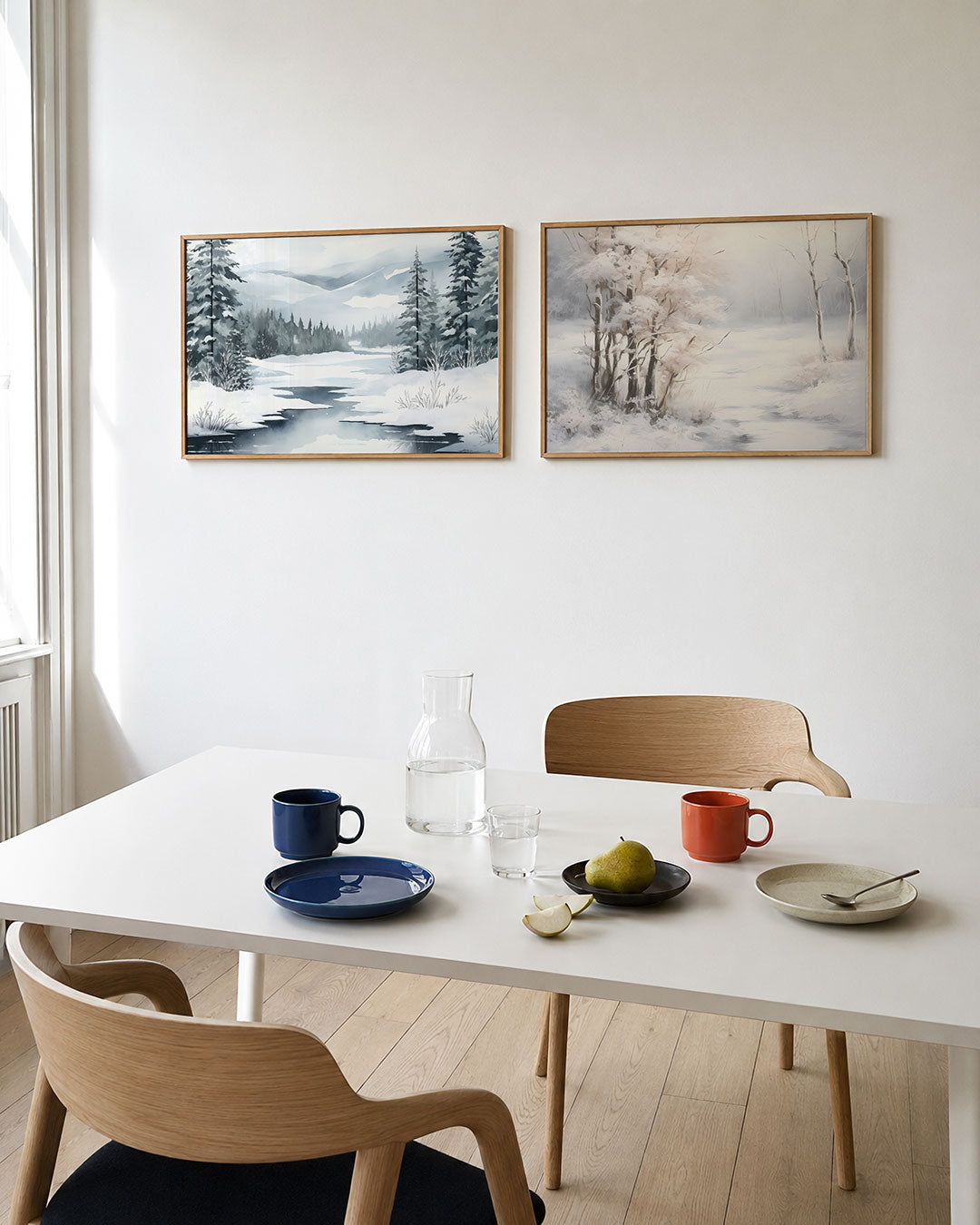 Interieurpresentatie van twee posters met een besneeuwd landschap met hoge dennenbomen en een bevroren meer