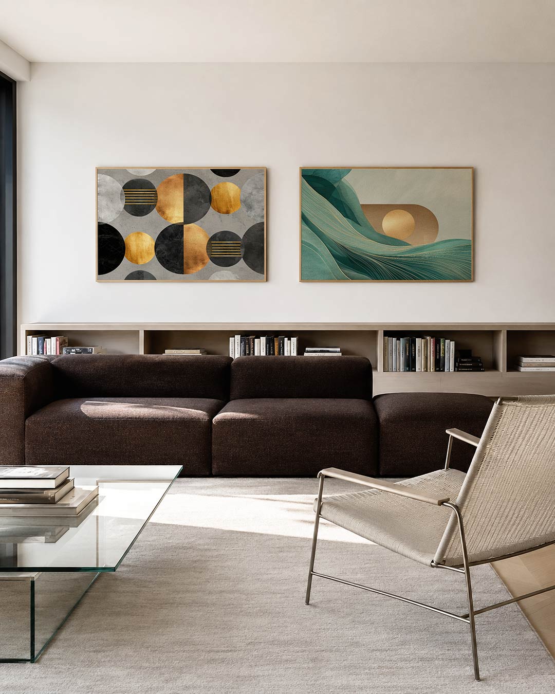 Interieurbeeld met twee liggende posters: cirkels in goud, zwart en grijs