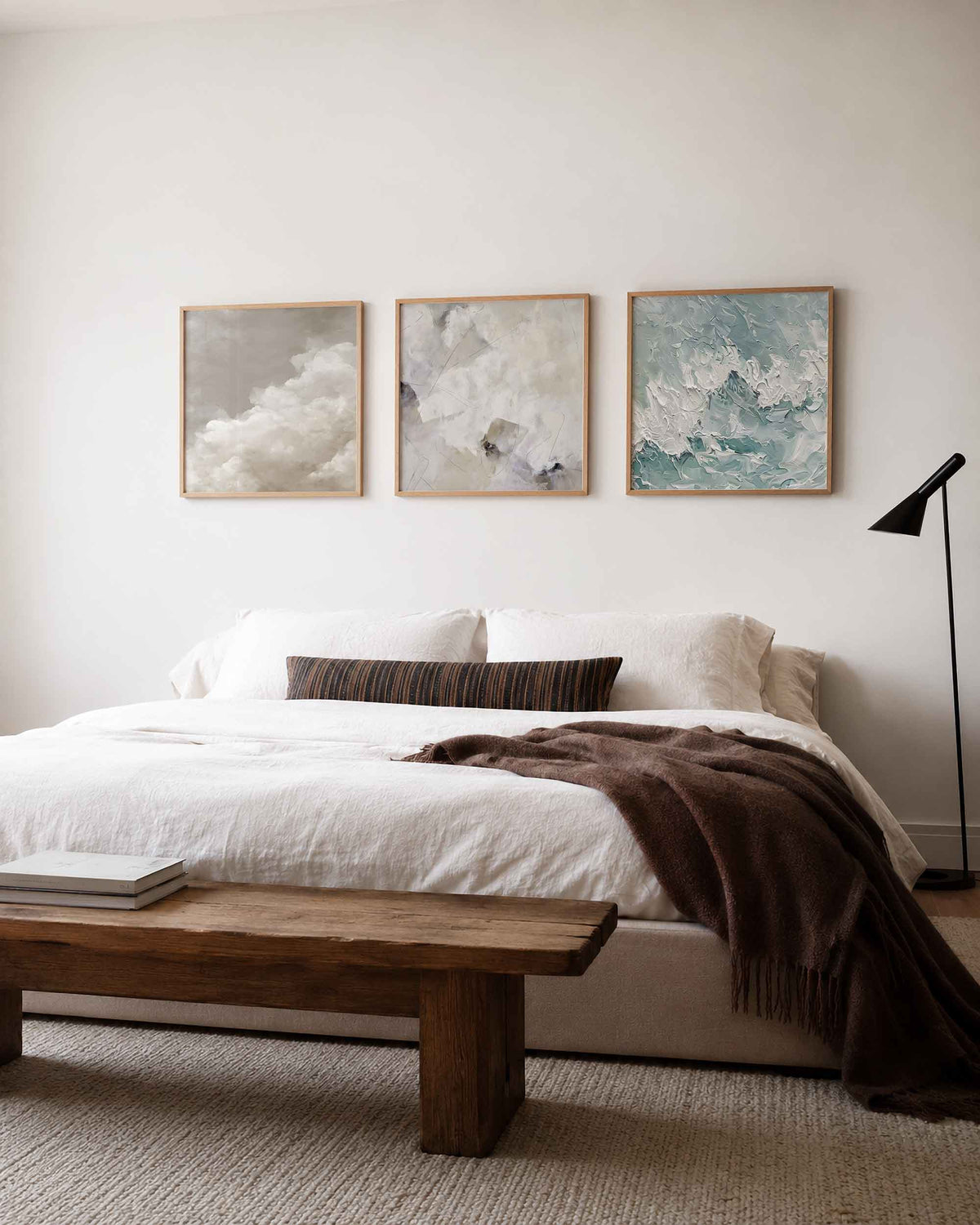 Interieurpresentatie van een driedelige vierkante posterset met abstracte wolkenstructuren
