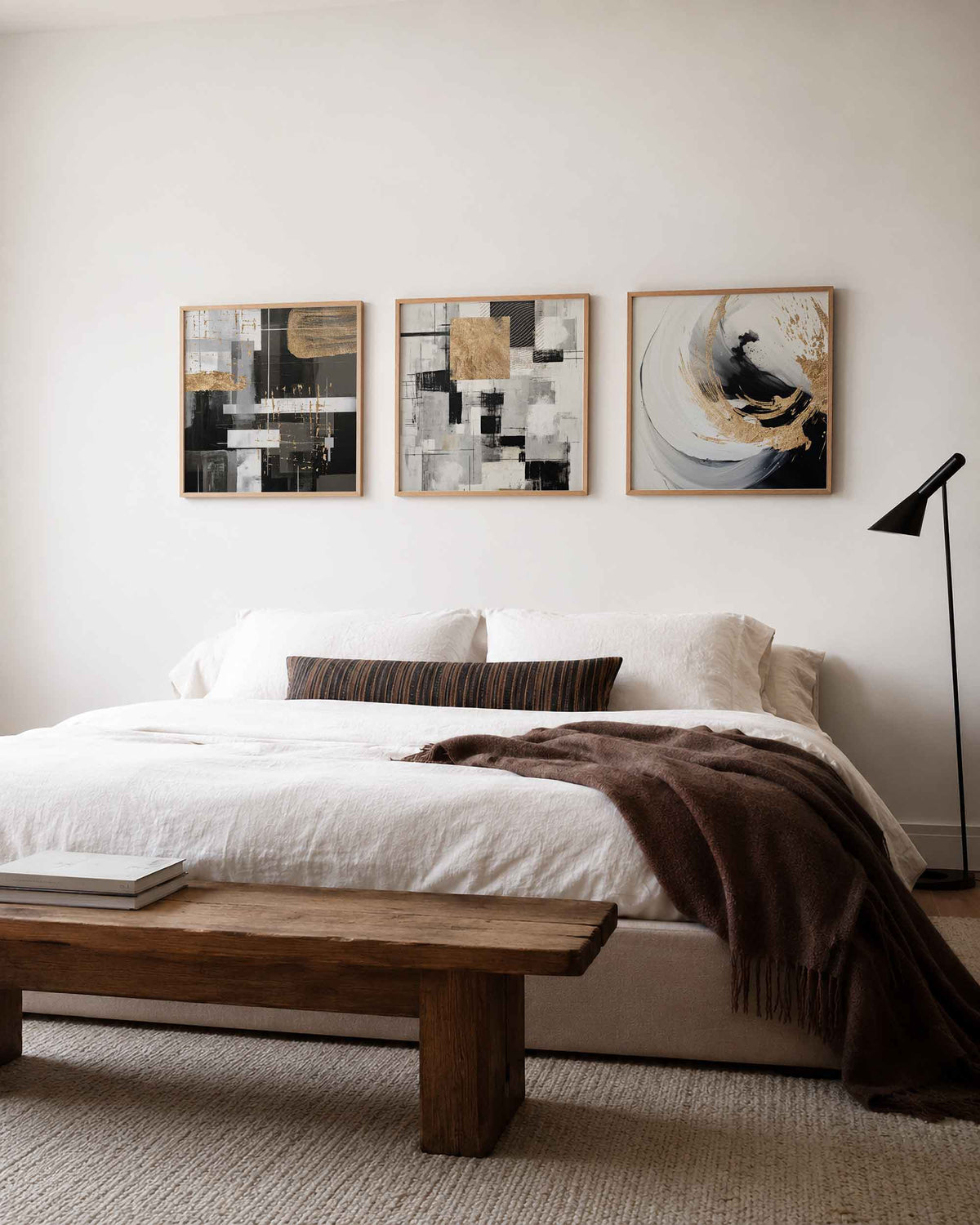 Interieurpresentatie van een driedelige vierkante posterset met abstract goud zwart wit
